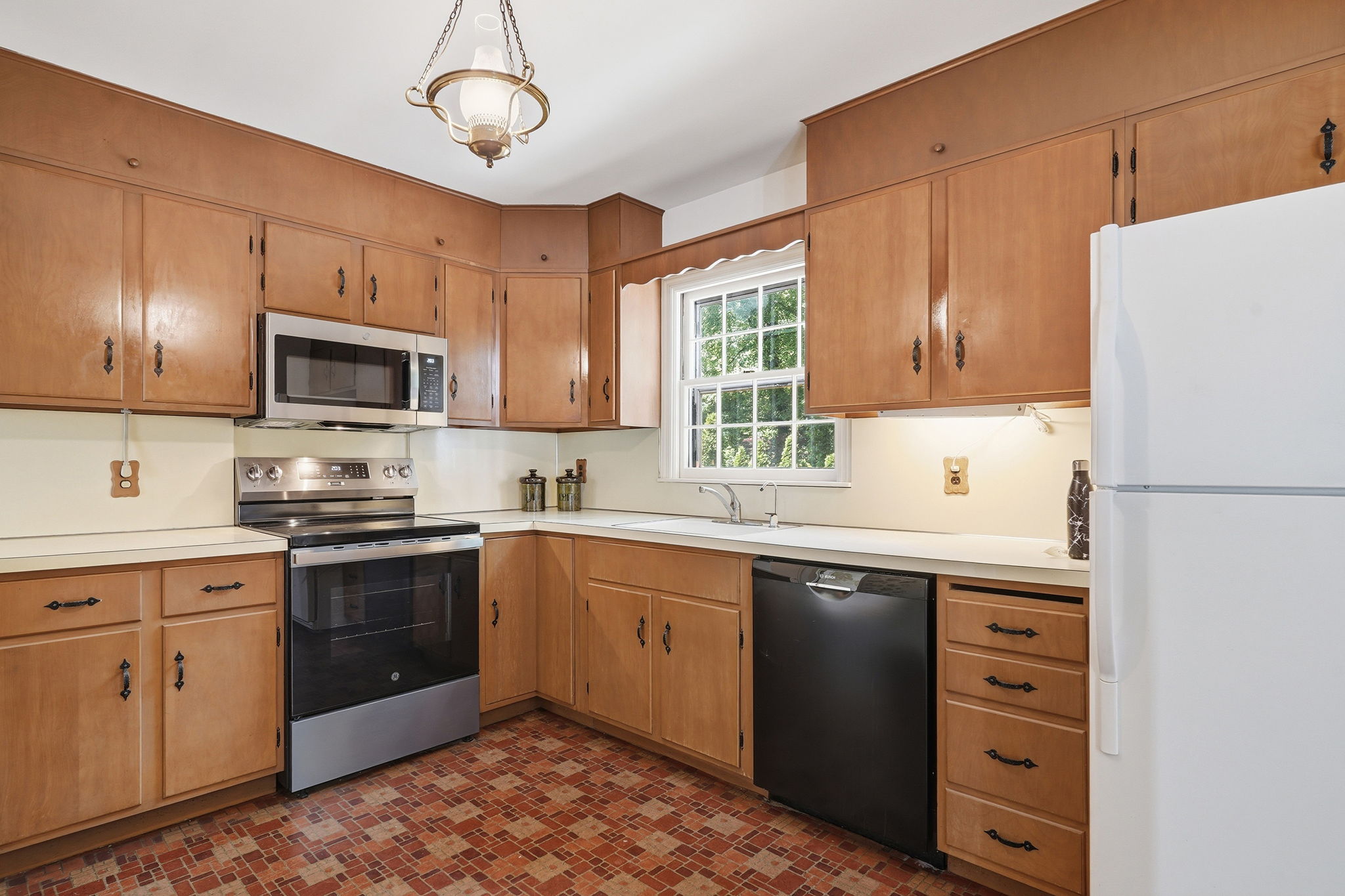  Charming & Versatile Cape Cod in Convenient Newfield - 物件實景