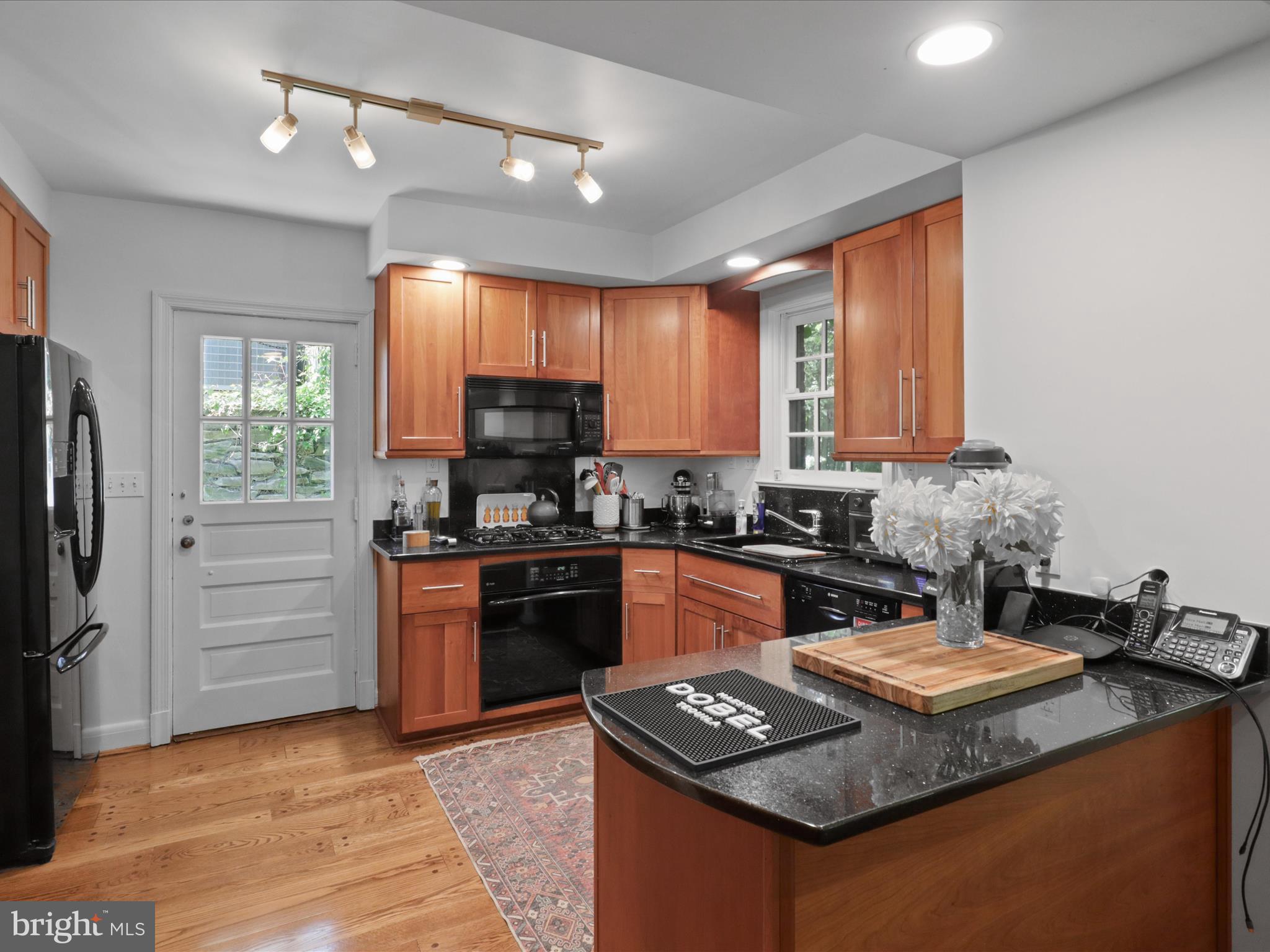 Arlington, Virginia, 22207, United States, 4 Bedrooms Bedrooms, ,4 BathroomsBathrooms,Residential,For Sale,1792386
