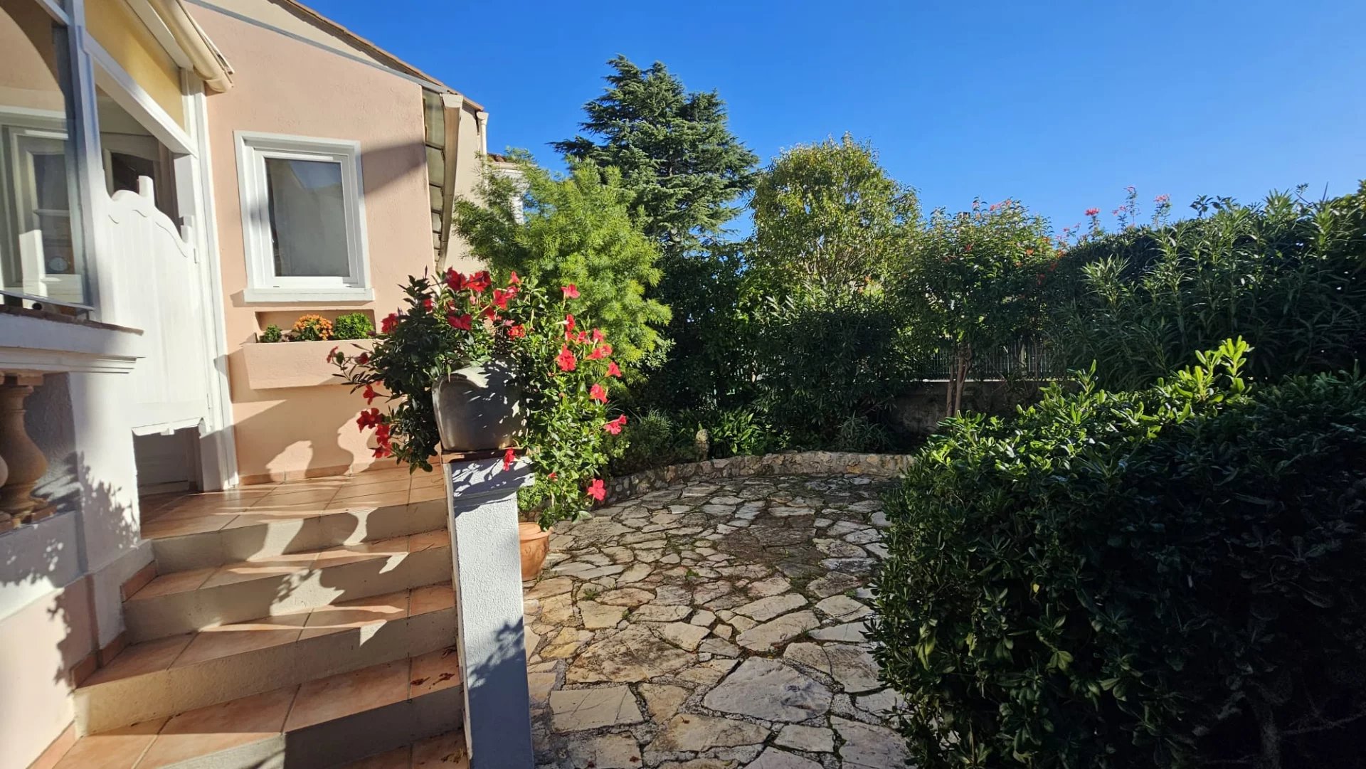 Cannes, Provence-Alpes-Côte d’Azur, 06400, FR, 2 Bedrooms Bedrooms, ,Residential,For Sale,1994438