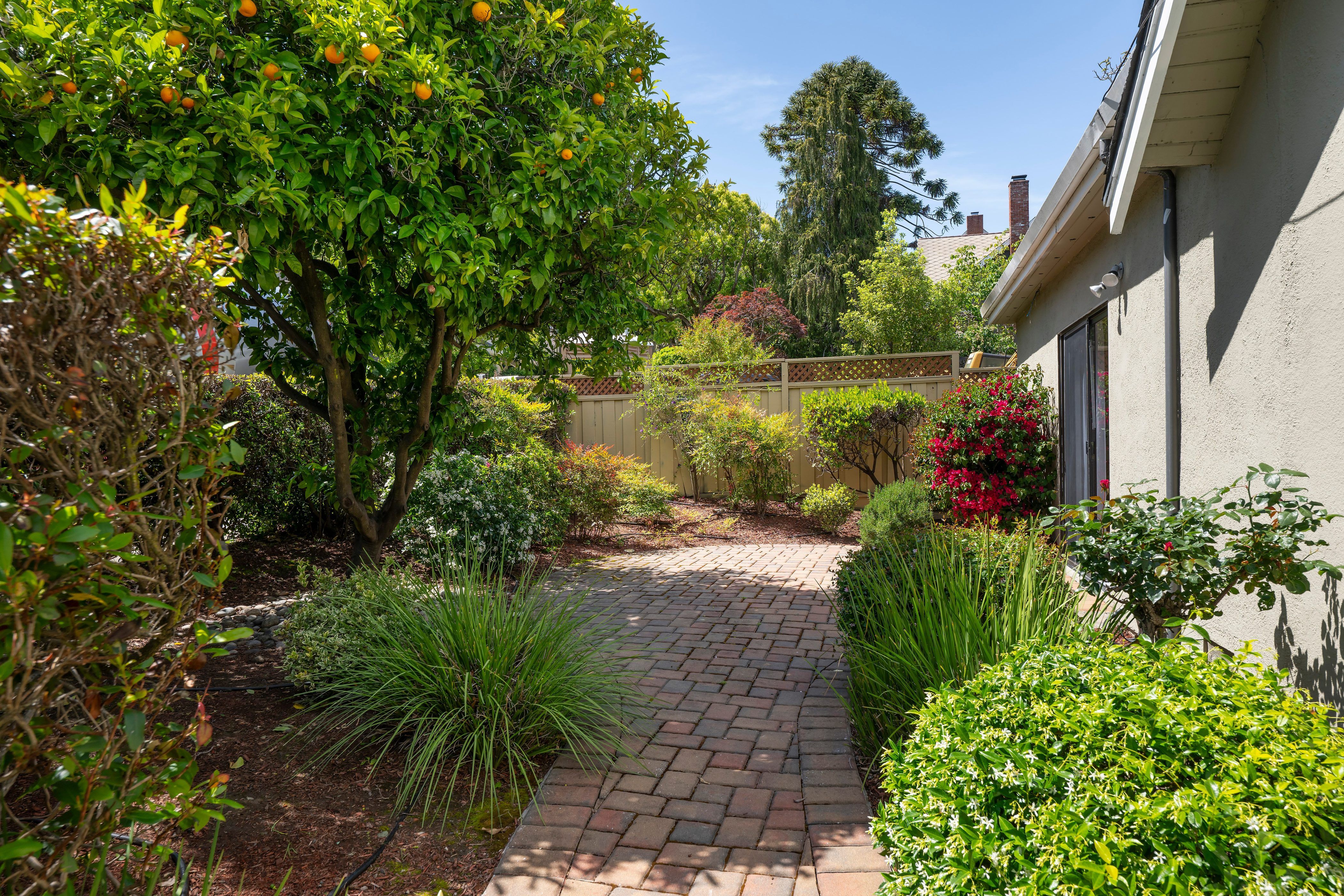  Charming Single-Level Home With ADU on Large Flat Lot - 物件實景