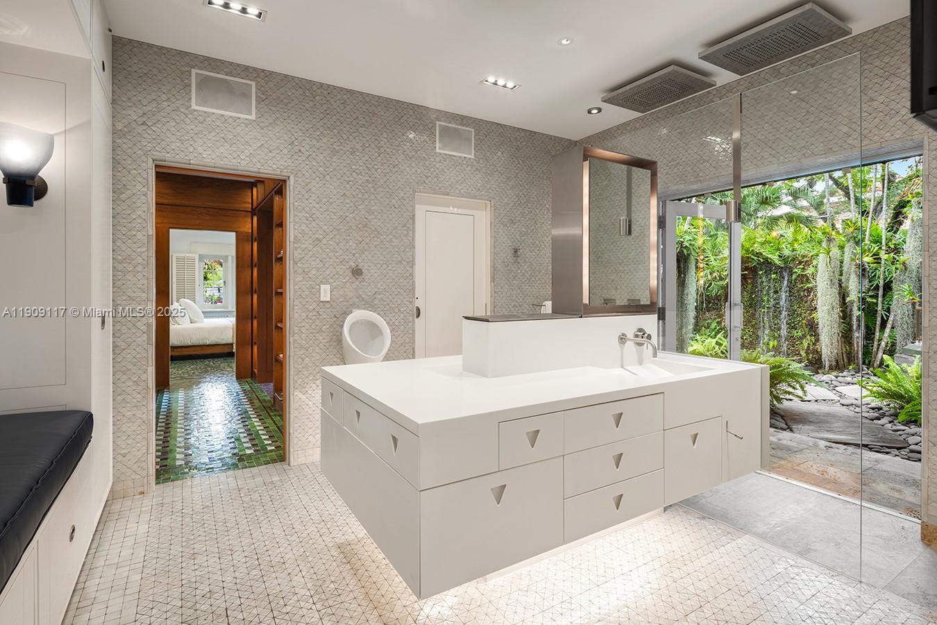 Miami, Florida, 33133, United States, 13 Bedrooms Bedrooms, ,18 BathroomsBathrooms,Residential,For Sale,1989288