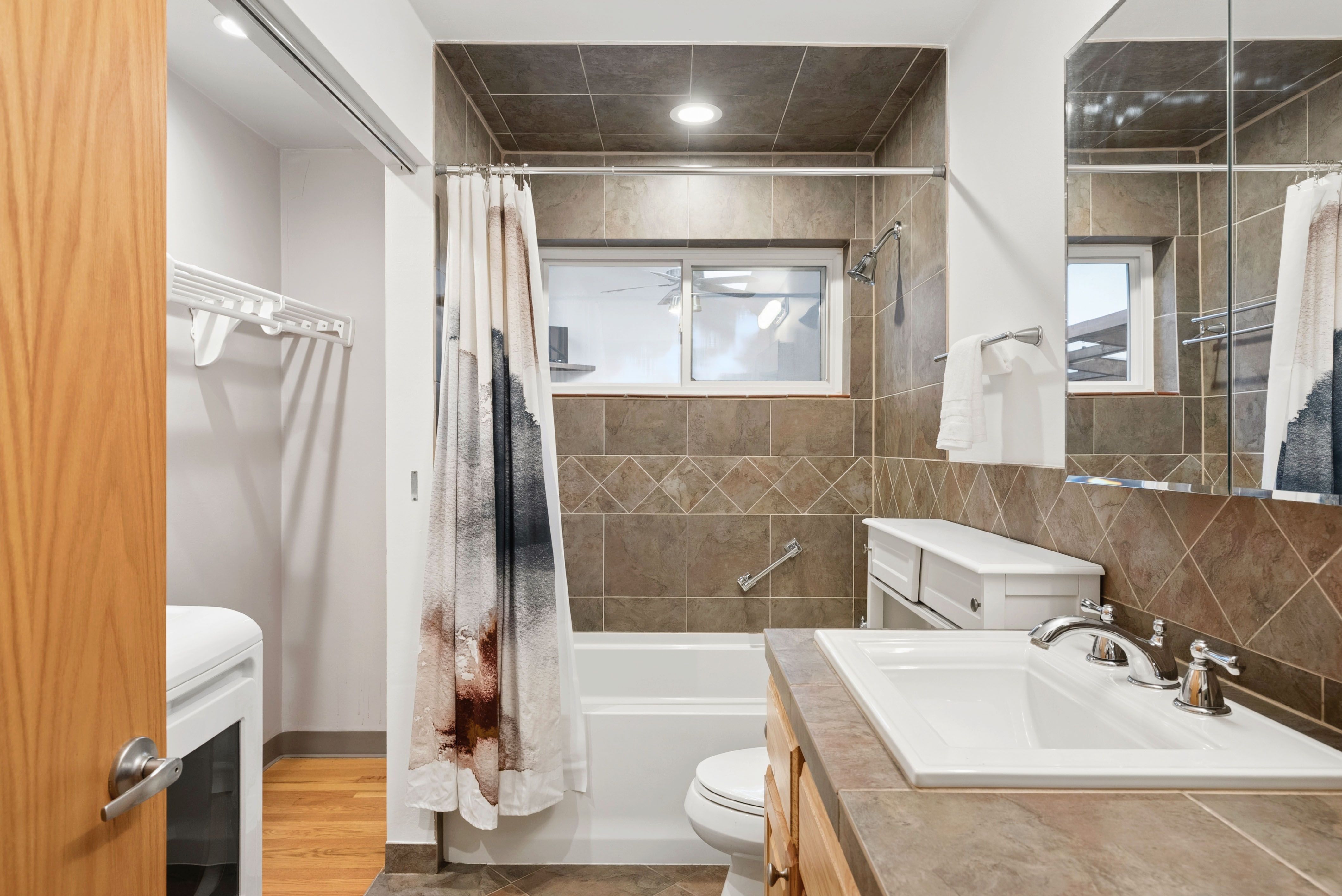 Welcome to 545 Estes Street, a bright, charming ranch-style home in an establish - 物件實景
