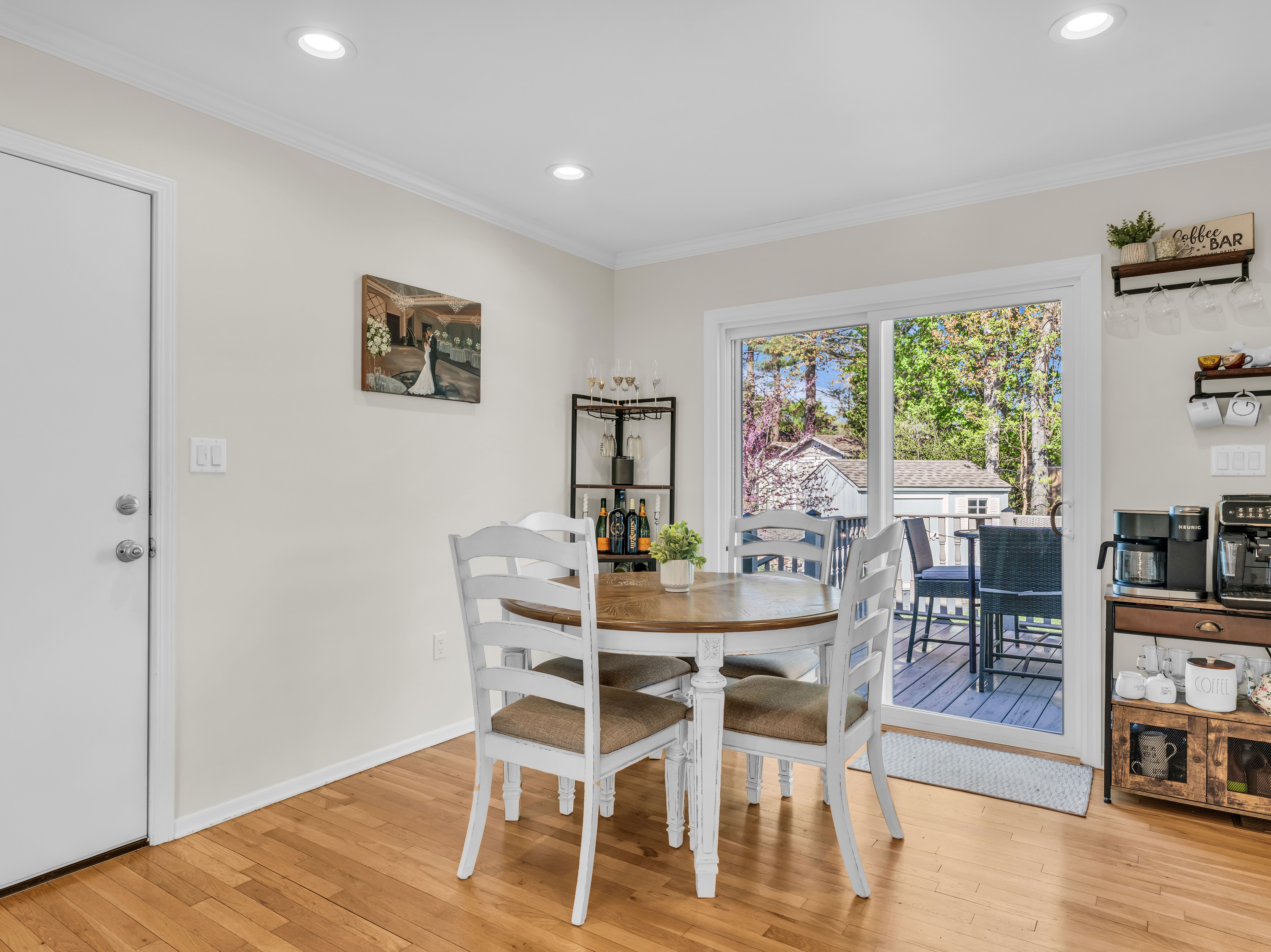  Welcome to this meticulously maintained charming 3-bedroom, 2-bathroom ranch, - 物件實景