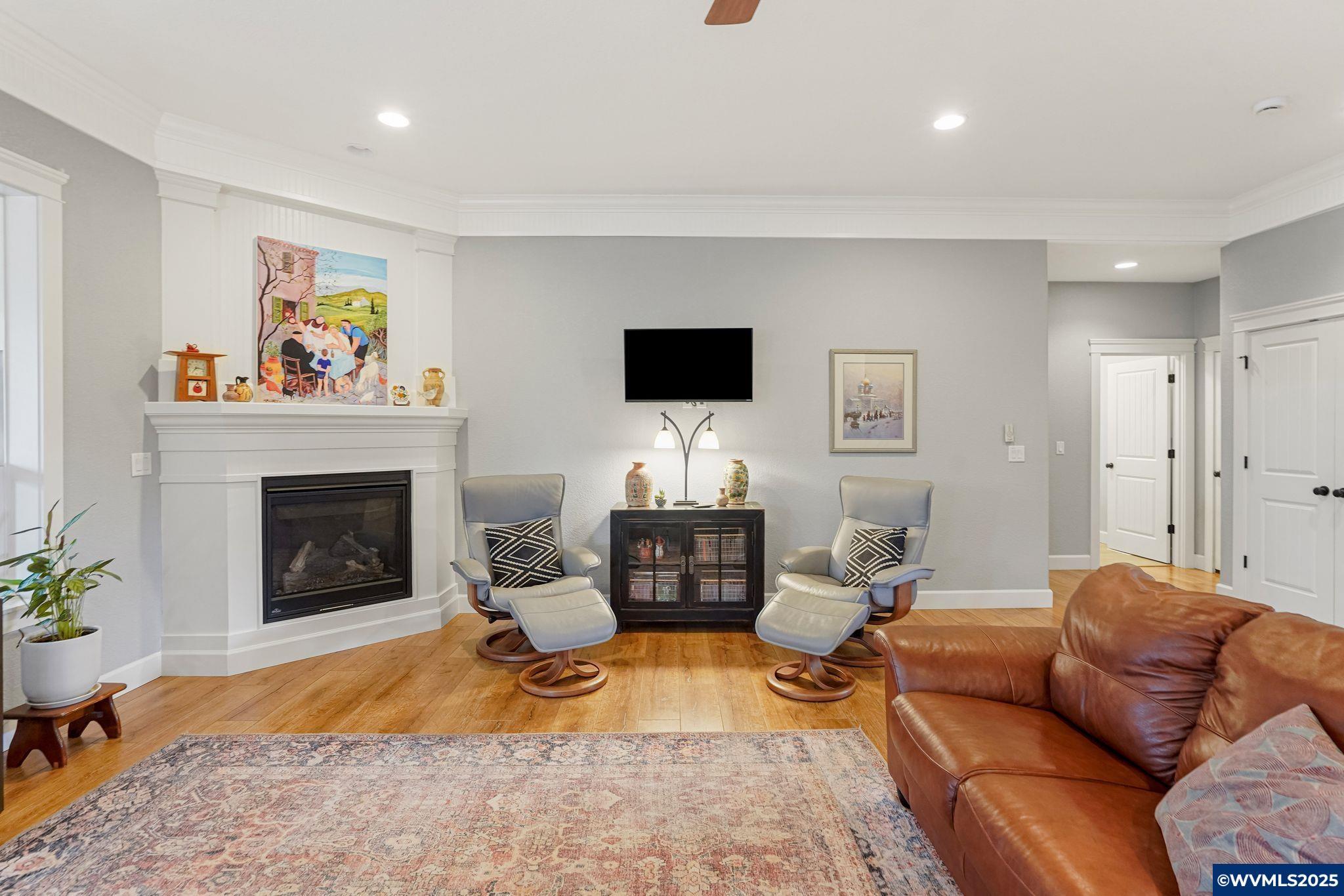 Dallas, Oregon, 97338, United States, 4 Bedrooms Bedrooms, ,2 BathroomsBathrooms,Residential,For Sale,1991904