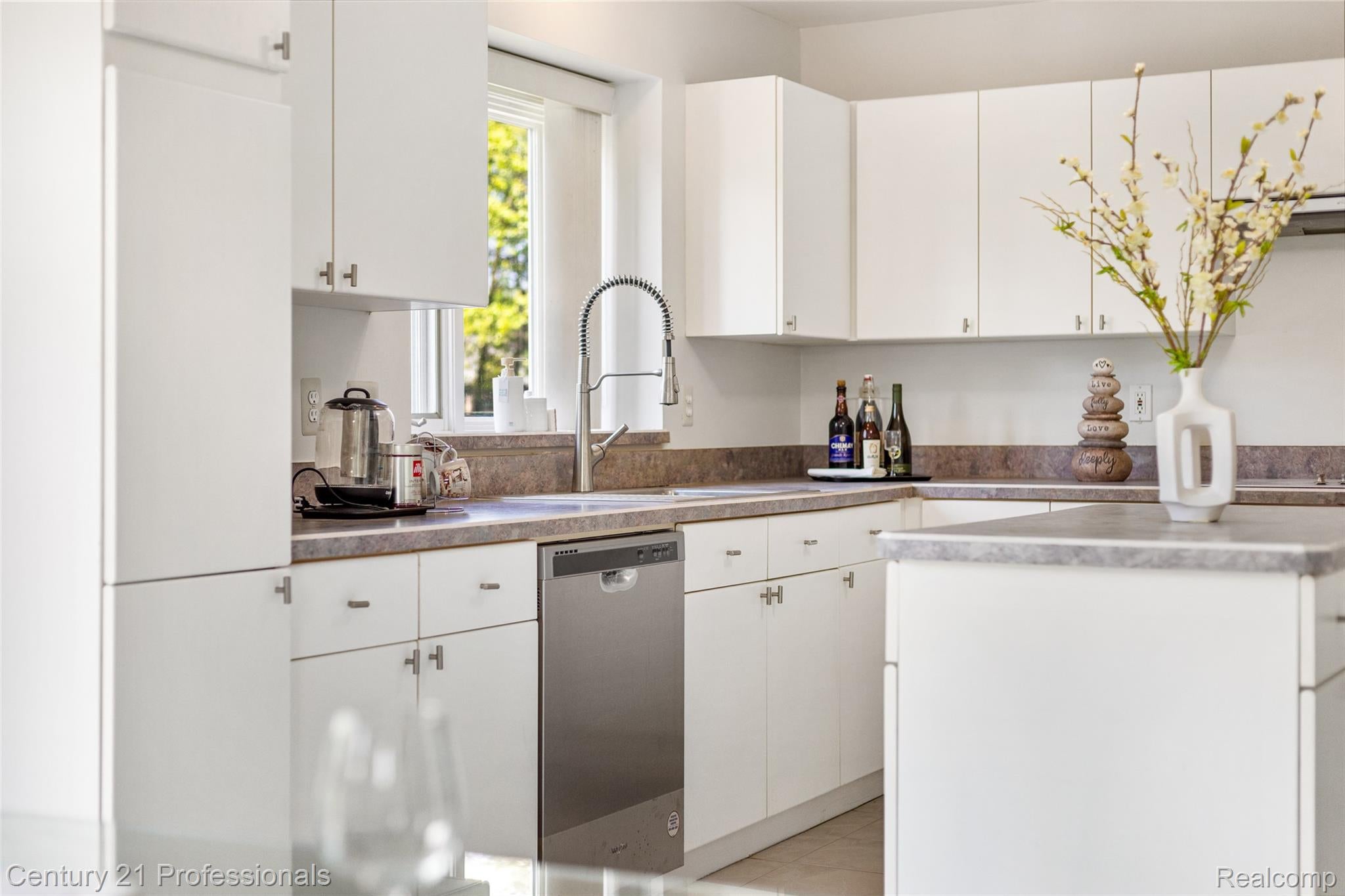 LakeOrion, Michigan, 48359, United States, 4 Bedrooms Bedrooms, ,3 BathroomsBathrooms,Residential,For Sale,1973715