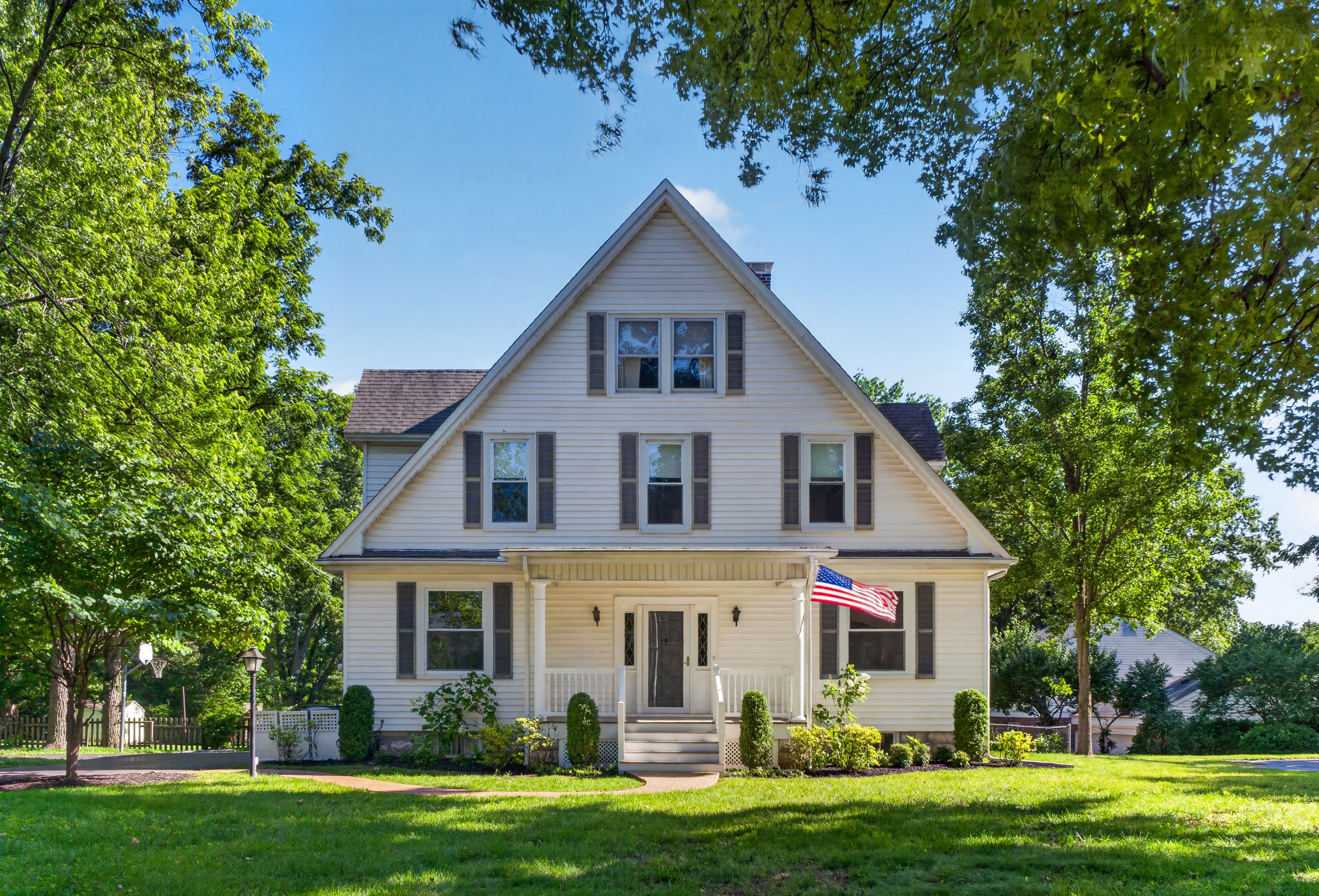  Charming White Farmhouse with Flexible Spacious Living - 物件實景