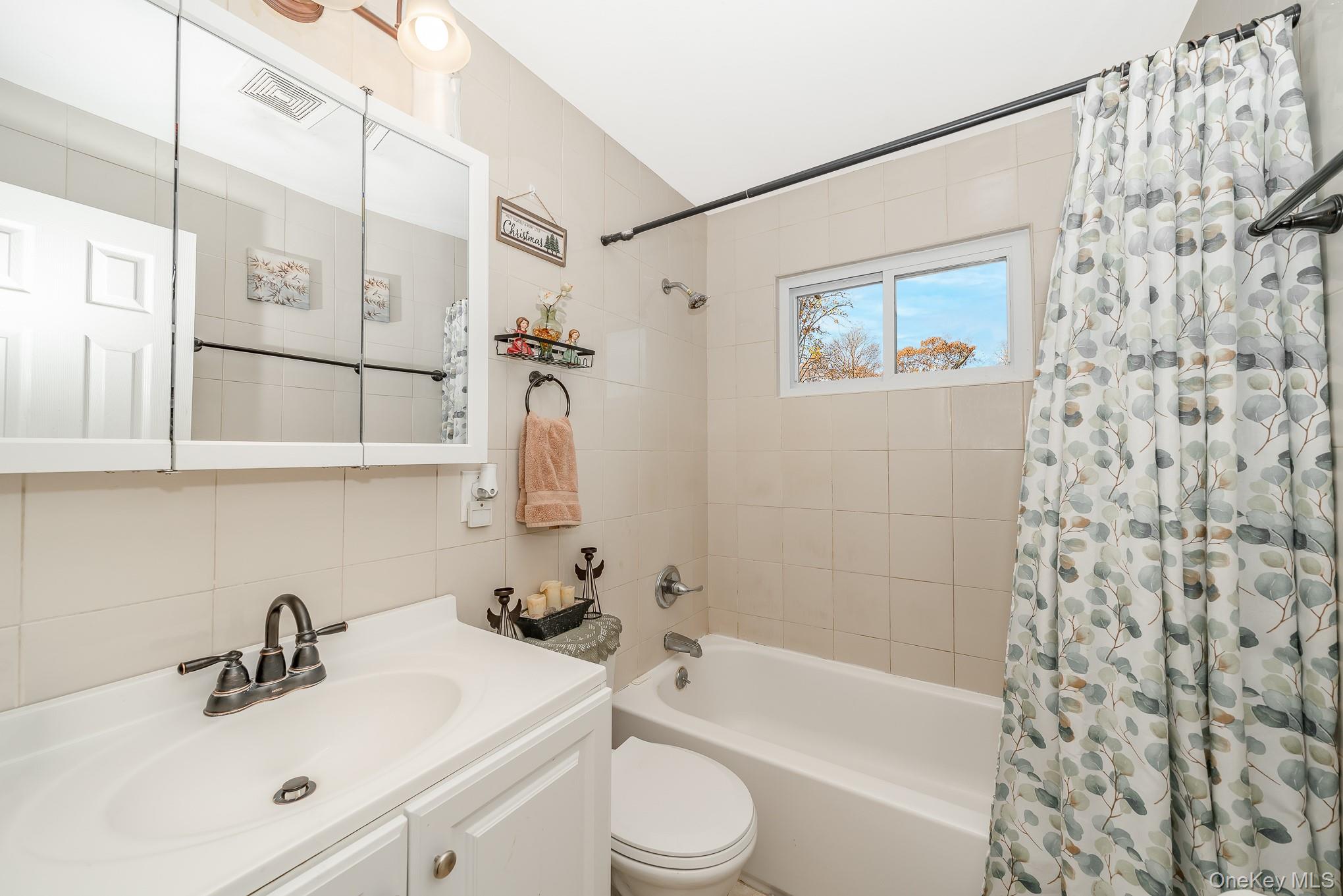 West Babylon, New York, 11704, United States, 3 Bedrooms Bedrooms, ,2 BathroomsBathrooms,Residential,For Sale,2005804