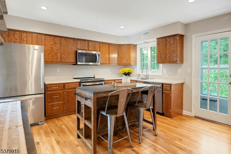 Mendham Boro, New Jersey, 07945, United States, 2 Bedrooms Bedrooms, ,3 BathroomsBathrooms,Residential,For Sale,1926186