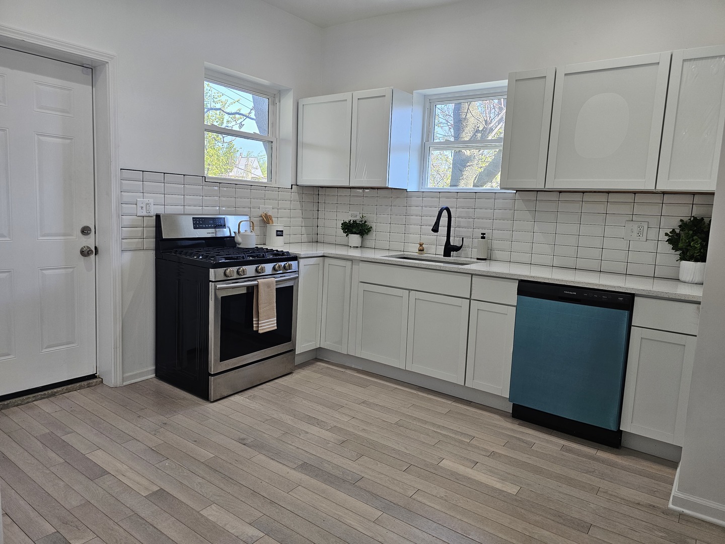 Chicago, Illinois, 60624-2620, United States, 6 Bedrooms Bedrooms, ,3 BathroomsBathrooms,Residential,For Sale,1915629