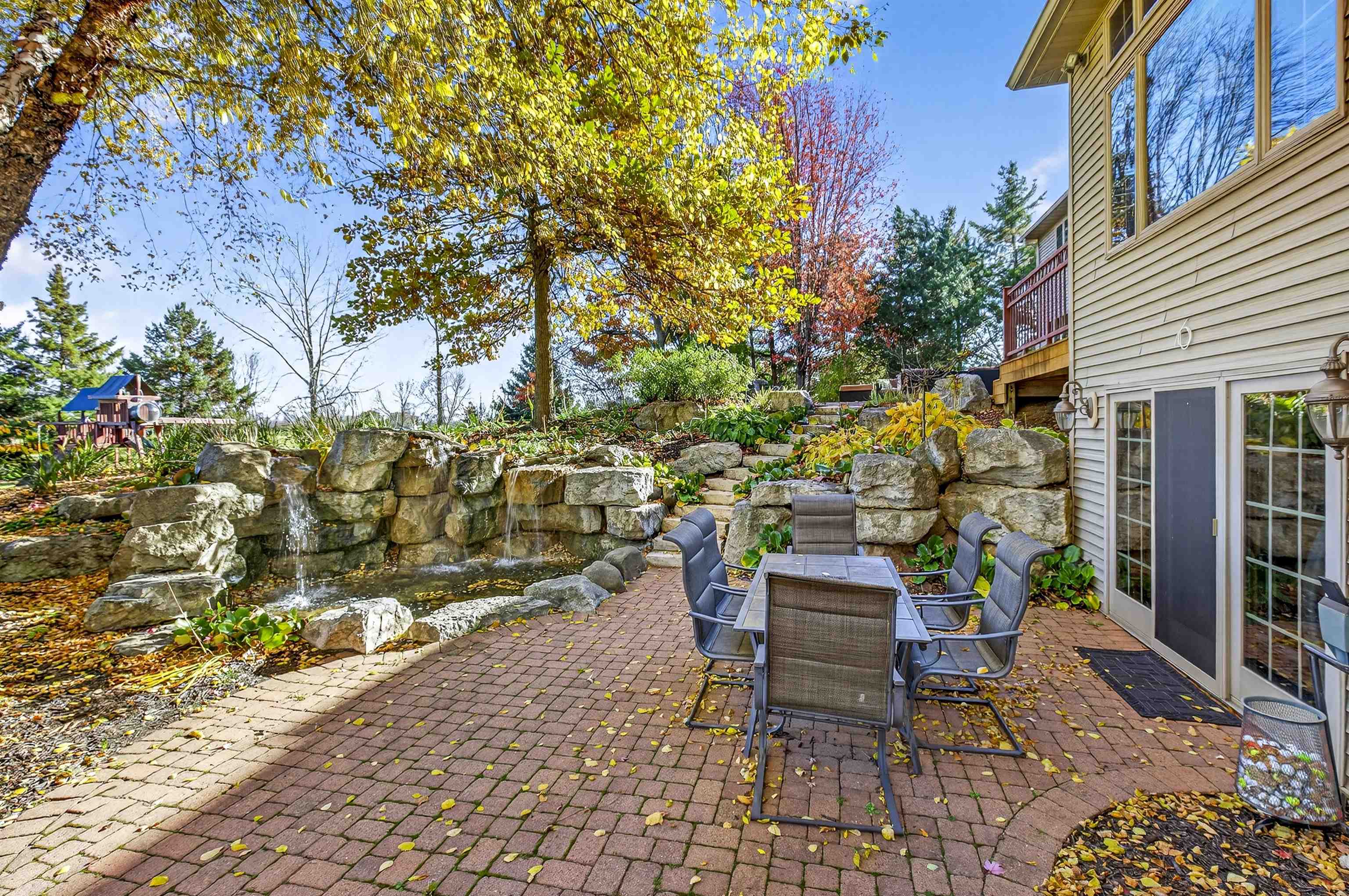 NEENAH, Wisconsin, 54956, United States, 5 Bedrooms Bedrooms, ,6 BathroomsBathrooms,Residential,For Sale,1992991