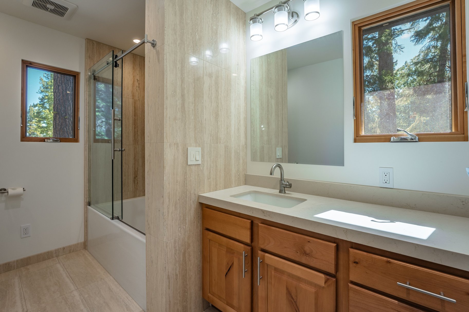  Loved and Cared For West Shore Home with Large Detached Garage and ADU Potential - 物件實景
