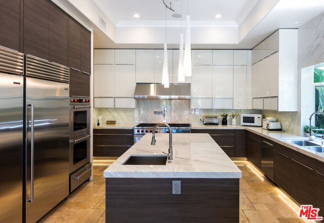 Los Angeles, California, 90077, United States, 5 Bedrooms Bedrooms, ,7 BathroomsBathrooms,Residential,For Sale,1686494