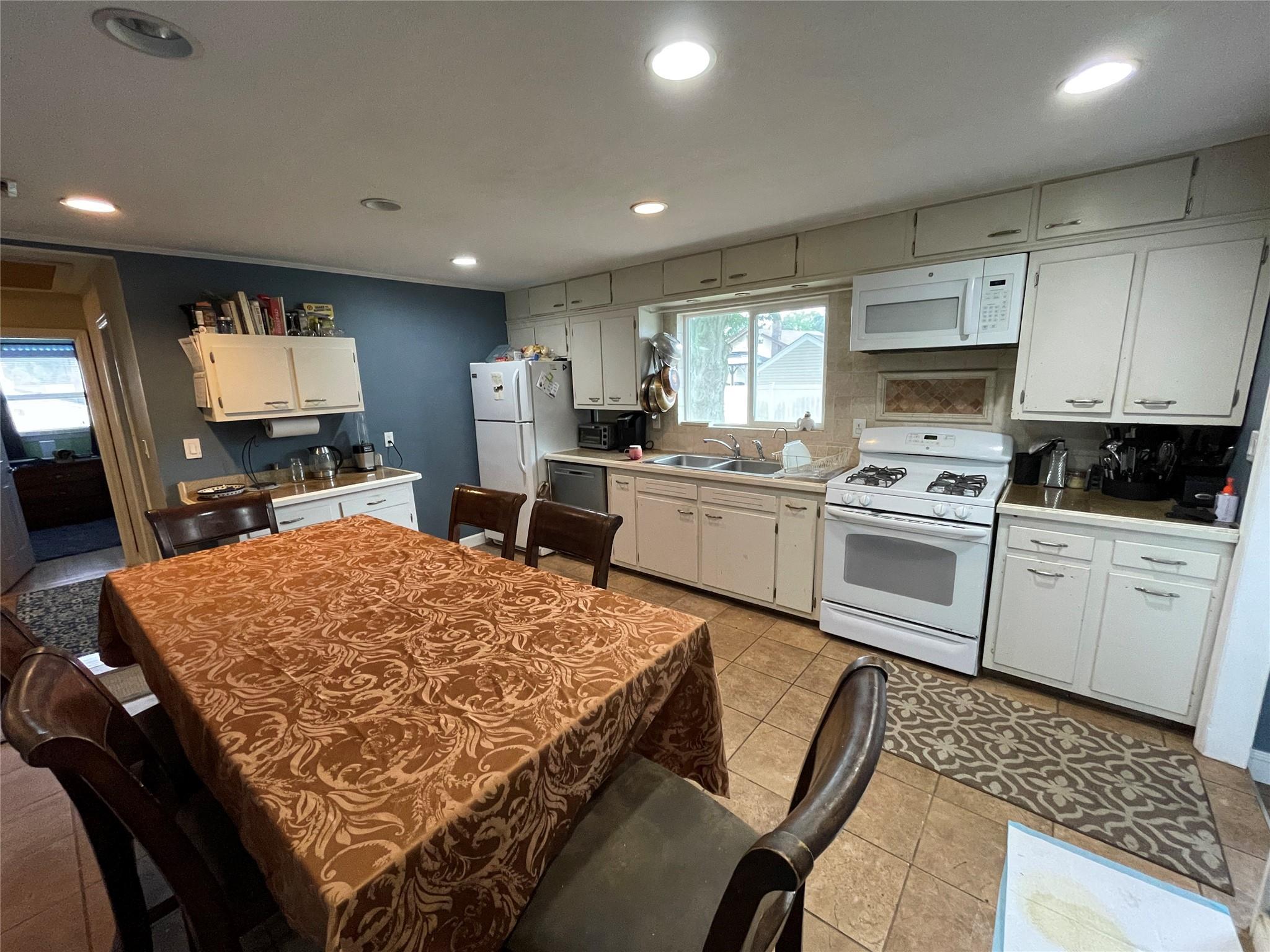Lindenhurst, New York, 11757, United States, 3 Bedrooms Bedrooms, ,2 BathroomsBathrooms,Residential,For Sale,1920601