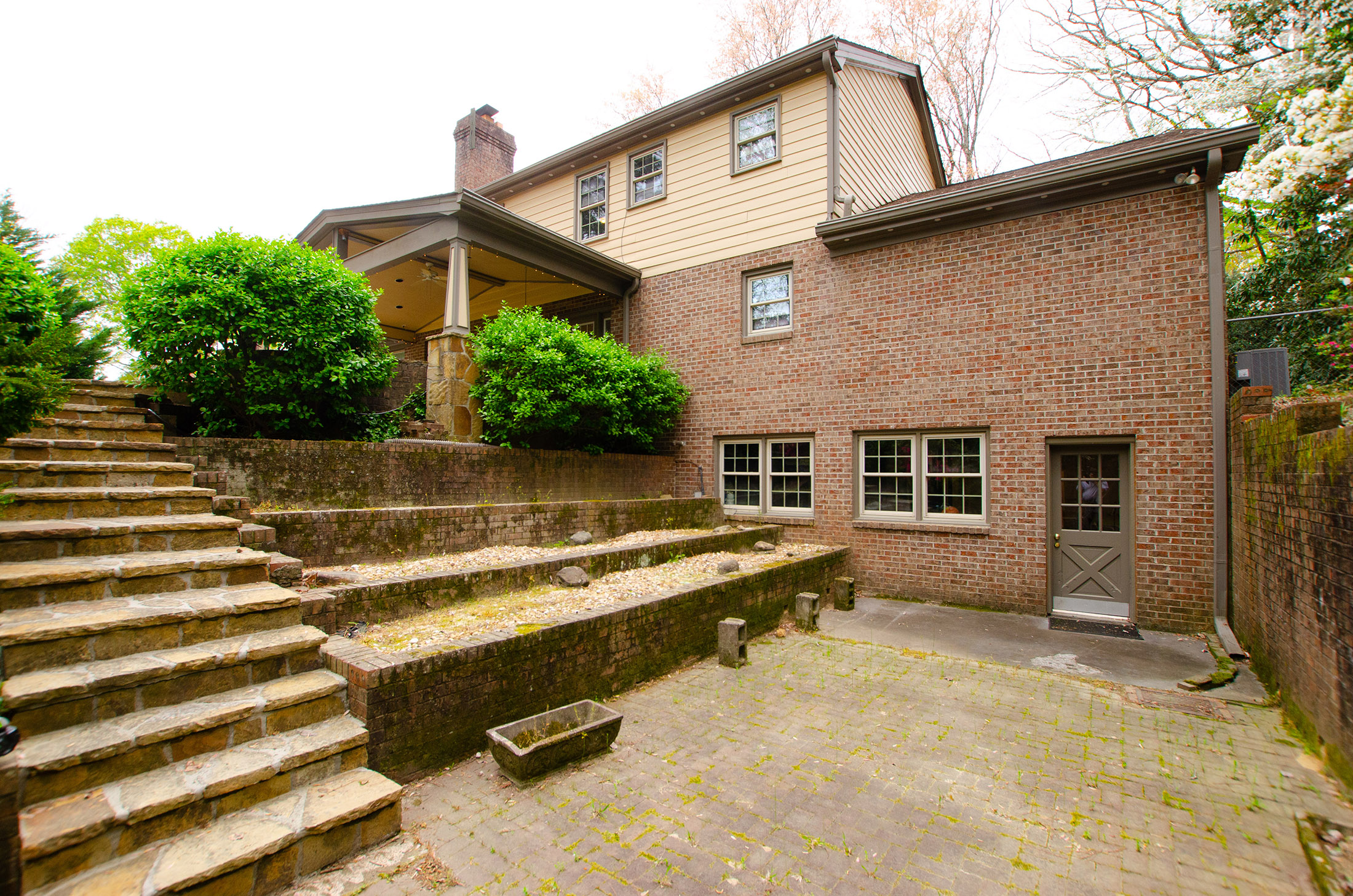  Stately Tudor-Style Home Tucked Away on a Quiet Cul-De-Sac - 物件實景