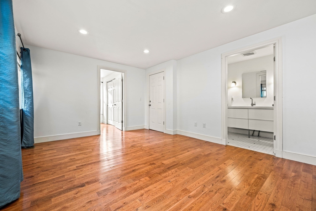 Cambridge, Massachusetts, 02141, United States, 4 Bedrooms Bedrooms, ,3 BathroomsBathrooms,Residential,For Sale,2001905