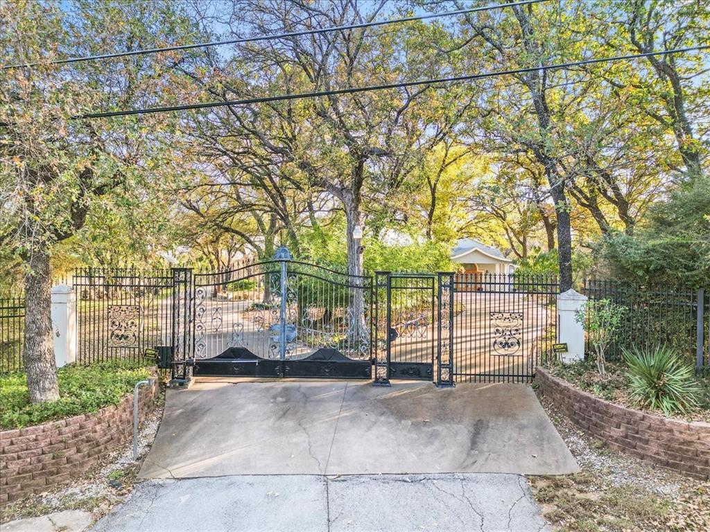 8248 Meadowbrook Drive, Fort Worth, Texas, 76120, United States, 5 Bedrooms Bedrooms, ,6 BathroomsBathrooms,Residential,For Sale,8248 Meadowbrook Drive,1666284