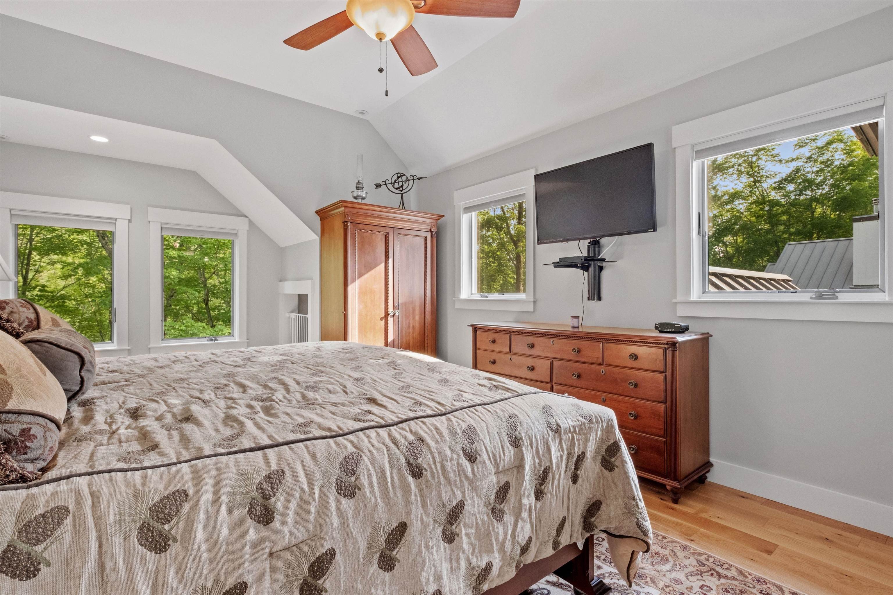 Lincoln, New Hampshire, 03251, United States, 5 Bedrooms Bedrooms, ,3 BathroomsBathrooms,Residential,For Sale,1981884