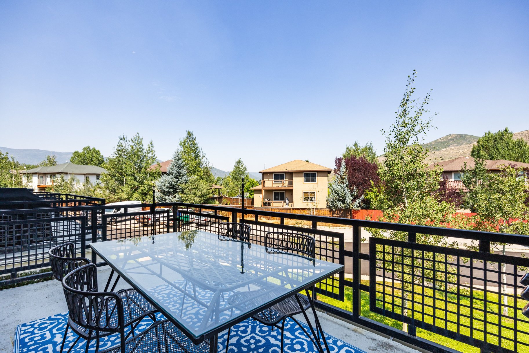  Three Bedroom Townhome with 2-Car Garage Near Trails, Creek, Retail & Golf Club - 物件實景
