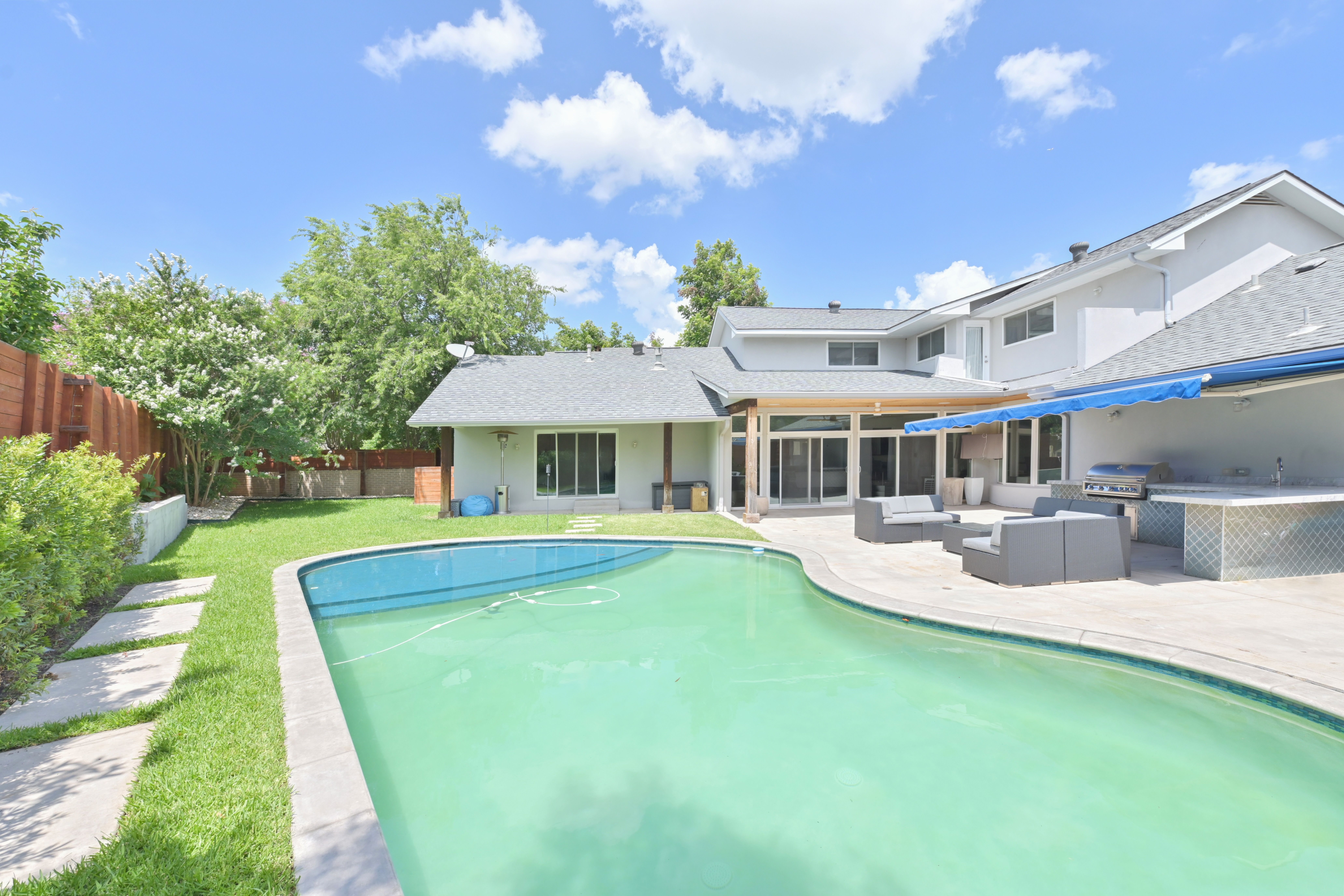  Desirable Corner Lot Home with Back Yard Oasis - 物件實景
