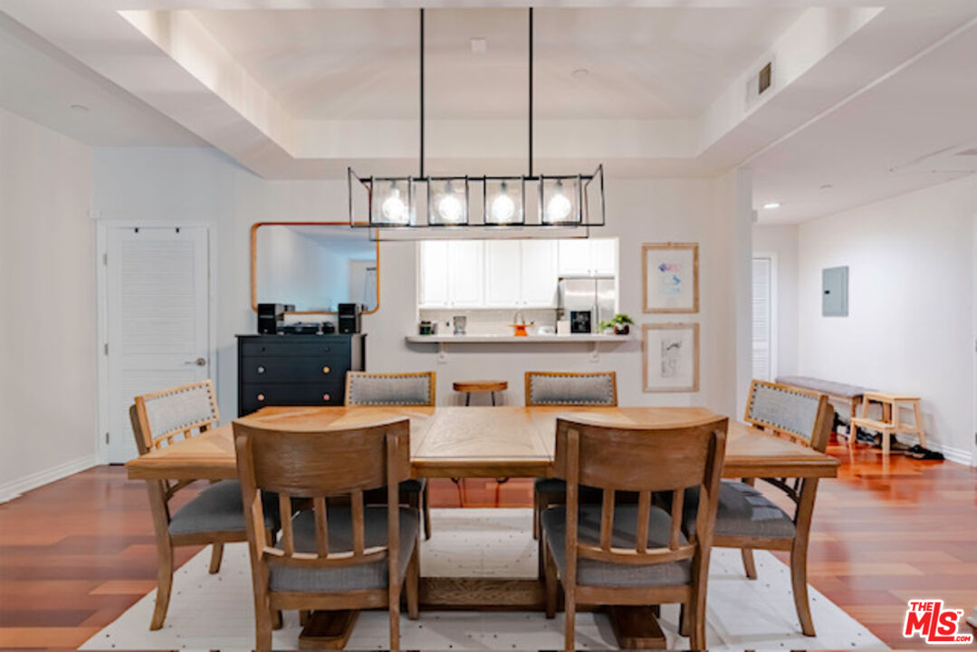 Los Angeles, California, 90019, United States, 2 Bedrooms Bedrooms, ,2 BathroomsBathrooms,Residential,For Sale,1998482