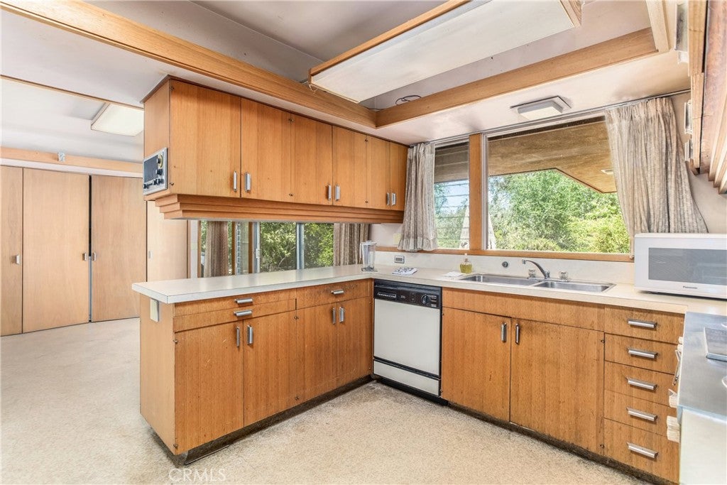 Redlands, California, 92373, United States, 4 Bedrooms Bedrooms, ,1 BathroomBathrooms,Residential,For Sale,1899993