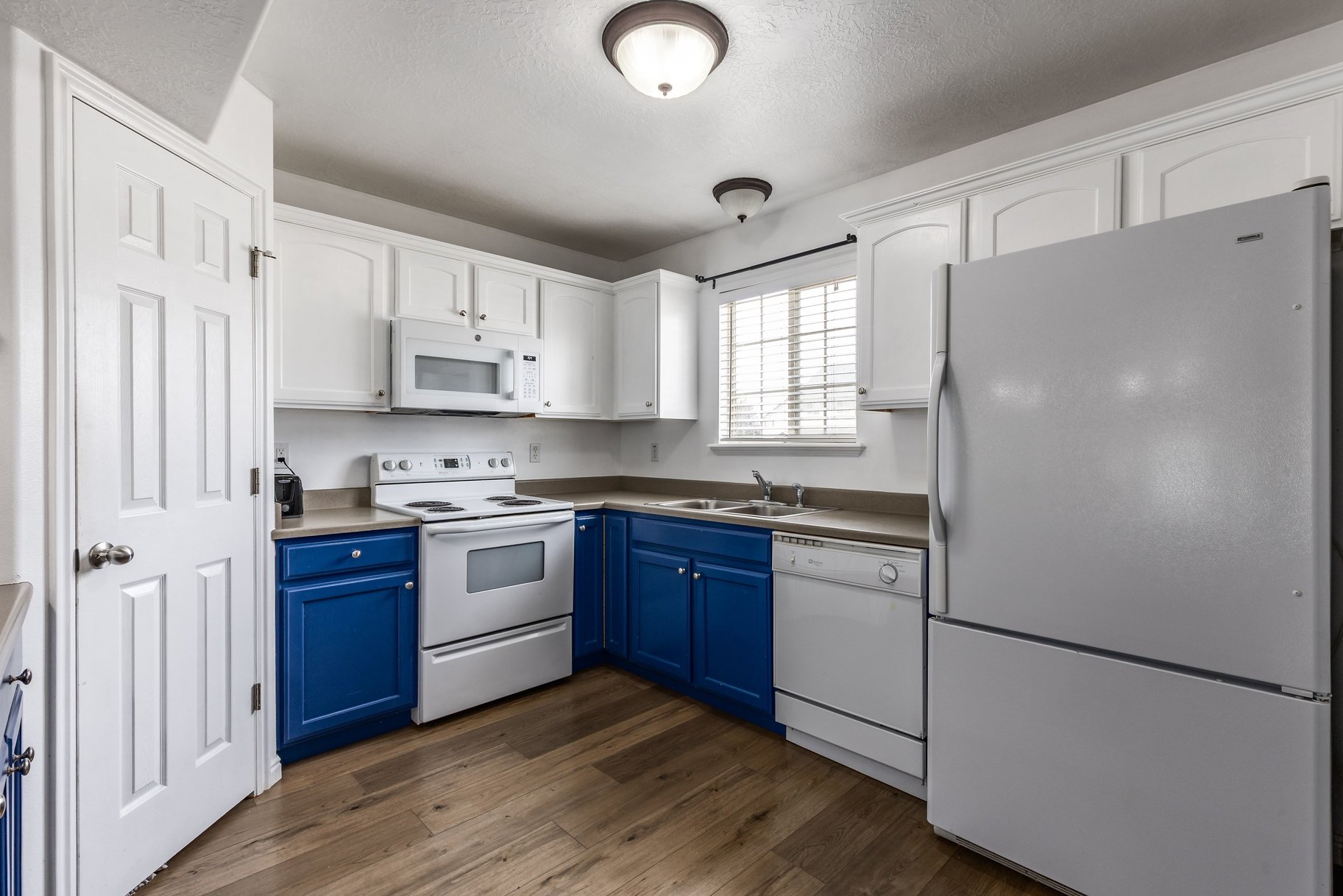  End Row Townhome in Highly Desired Location - 物件實景