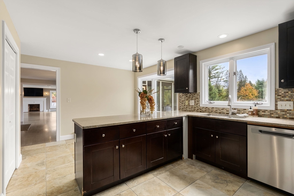 Greenfield, Massachusetts, 01301, United States, 4 Bedrooms Bedrooms, ,4 BathroomsBathrooms,Residential,For Sale,1967779