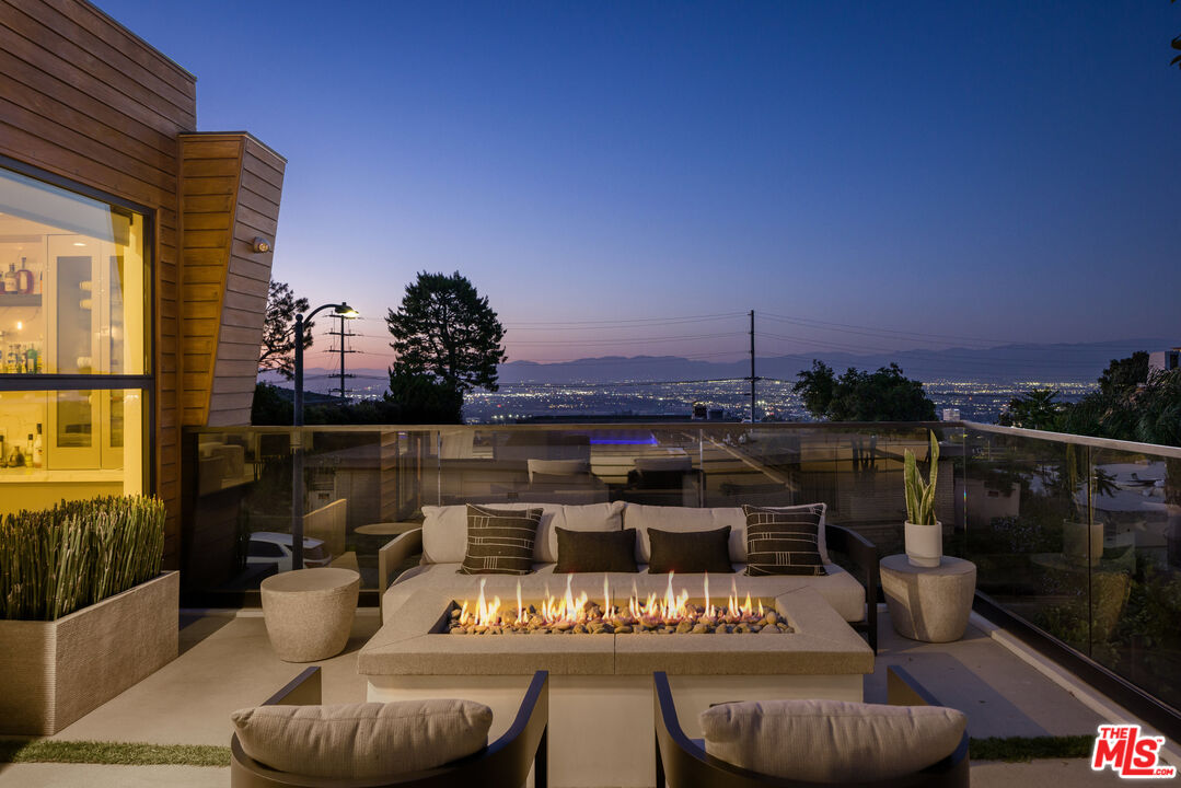 Los Angeles, California, 90049, United States, 4 Bedrooms Bedrooms, ,5 BathroomsBathrooms,Residential,For Sale,1862276