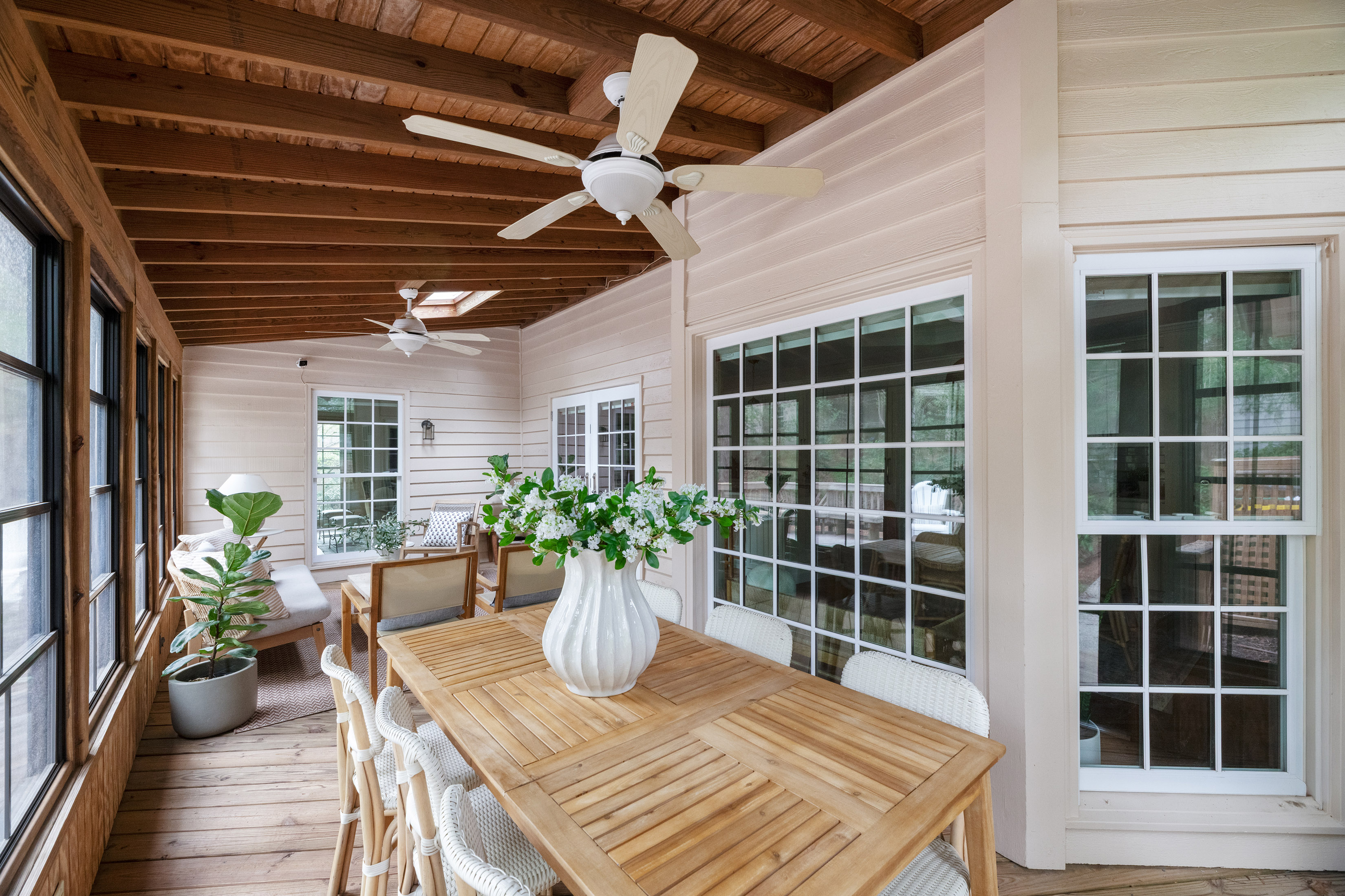  Beautifully Reimagined and Meticulously Maintained Home - 物件實景