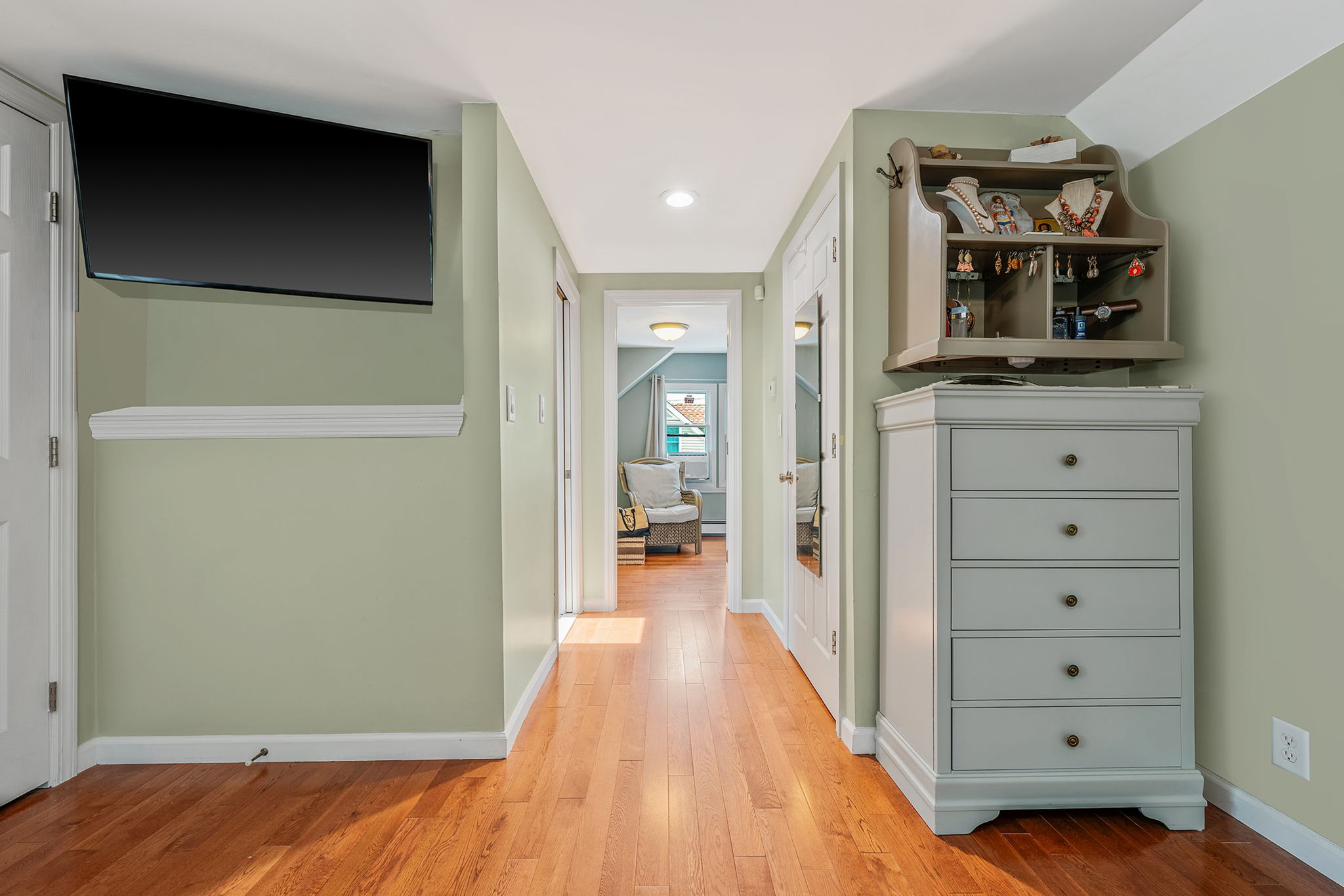 Babylon, New York, 11702, United States, 4 Bedrooms Bedrooms, ,2 BathroomsBathrooms,Residential,For Sale,1905620