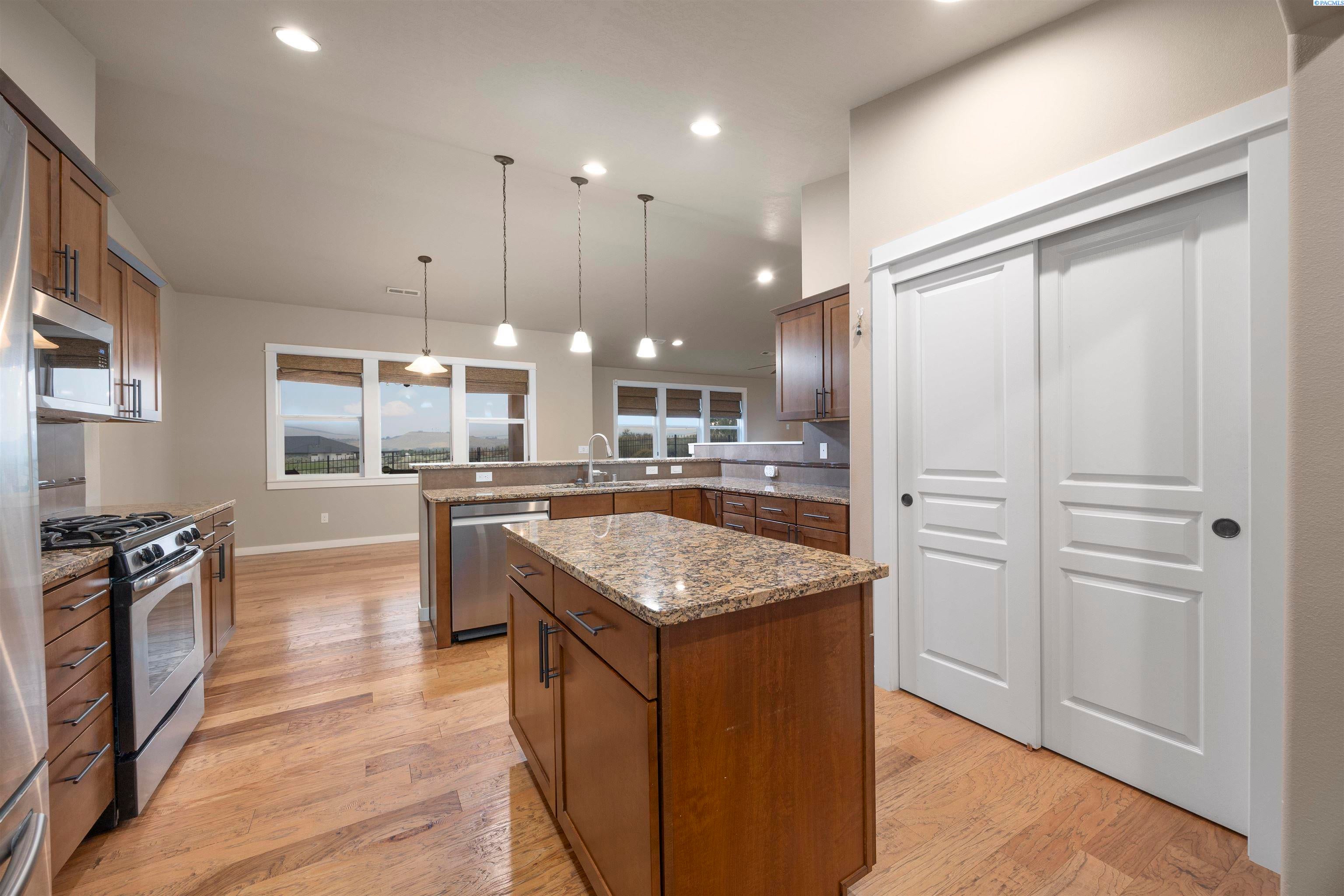 Richland, Washington, 99354, United States, 4 Bedrooms Bedrooms, ,2 BathroomsBathrooms,Residential,For Sale,1981537