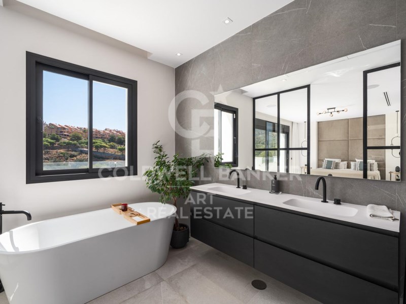 Marbella, Andalusia, ES, 5 Bedrooms Bedrooms, ,6 BathroomsBathrooms,Residential,For Sale,1885569