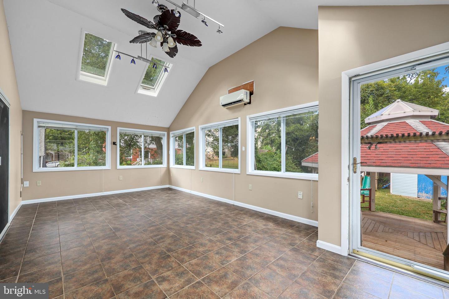 Falls Church, Virginia, 22042, United States, 5 Bedrooms Bedrooms, ,2 BathroomsBathrooms,Residential,For Sale,1932563