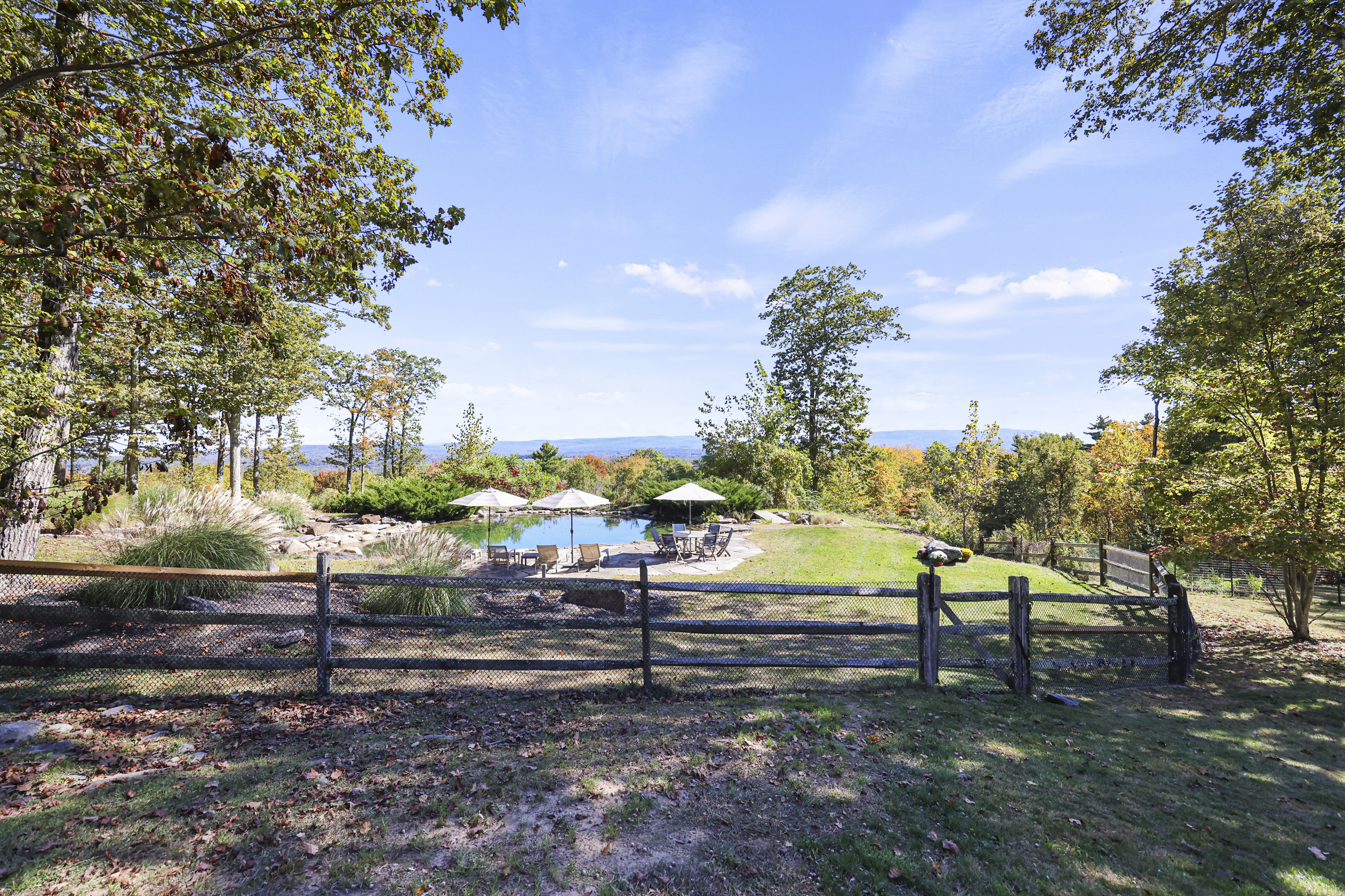  Exquisite Tudor Estate Set on 18+ Breathtaking Acres with Stunning Panoramic Vie - 物件實景