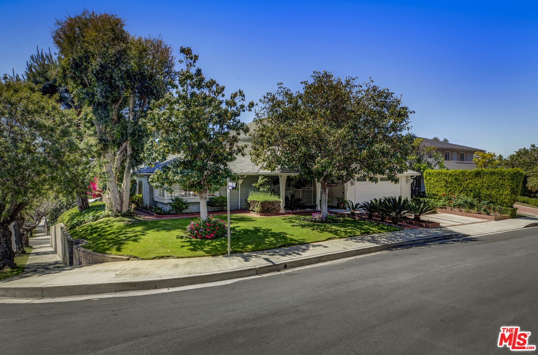 Los Angeles, California, 90027, United States, 4 Bedrooms Bedrooms, ,4 BathroomsBathrooms,Residential,For Sale,1918176
