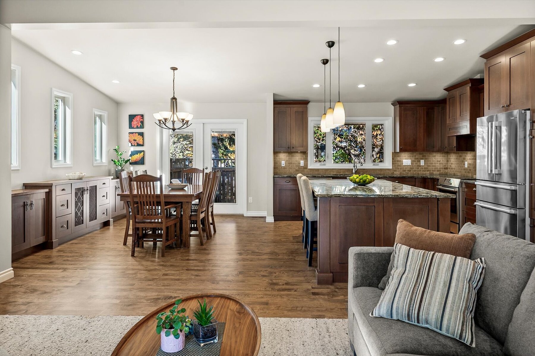  6526 Laurentian Way SW - 物件實景