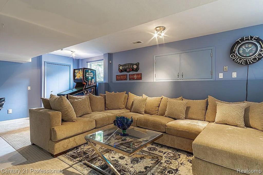 OrchardLake, Michigan, 48323, United States, 5 Bedrooms Bedrooms, ,5 BathroomsBathrooms,Residential,For Sale,1980200