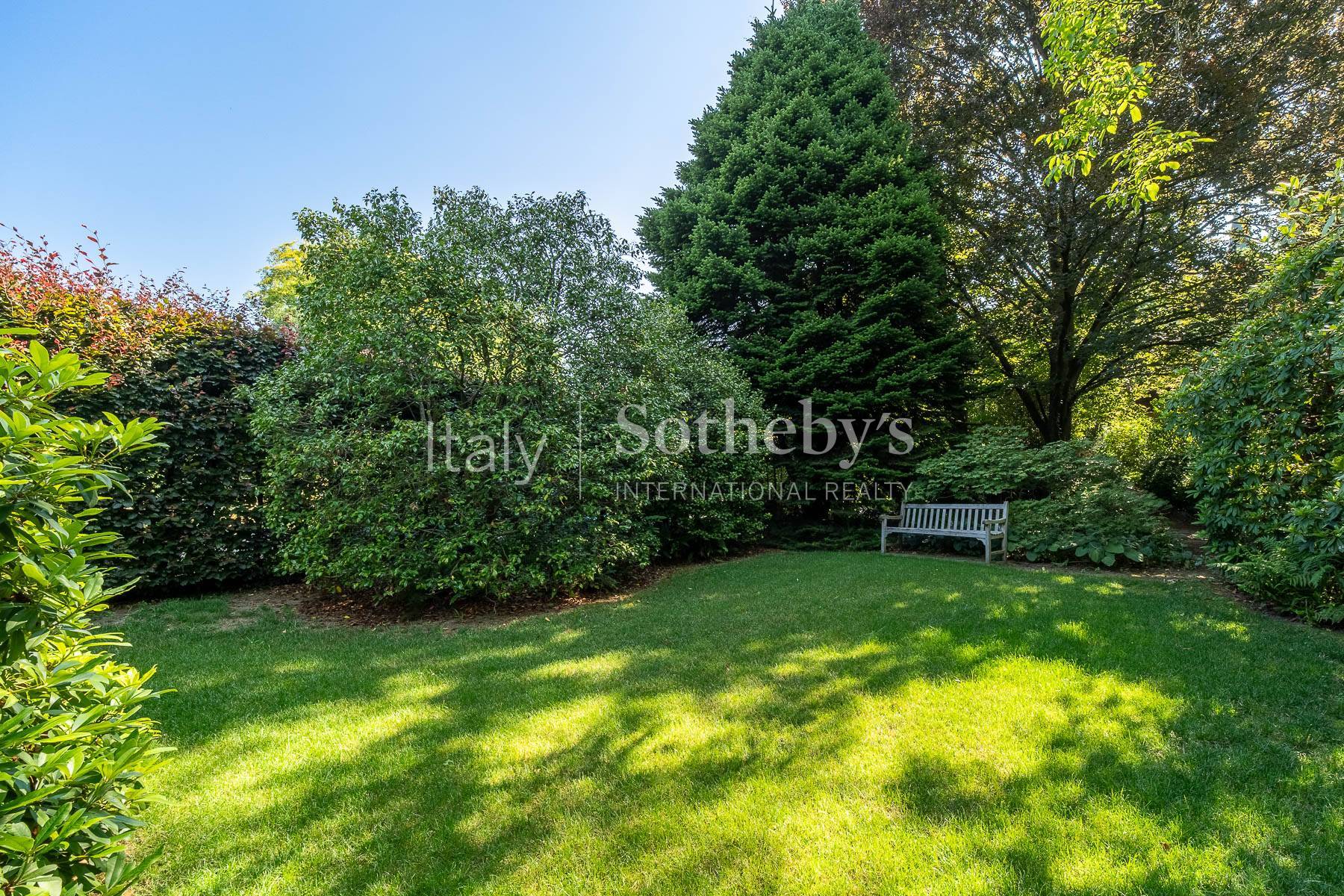  Prestigious residence with a magnificent landscaped garden. - 物件實景