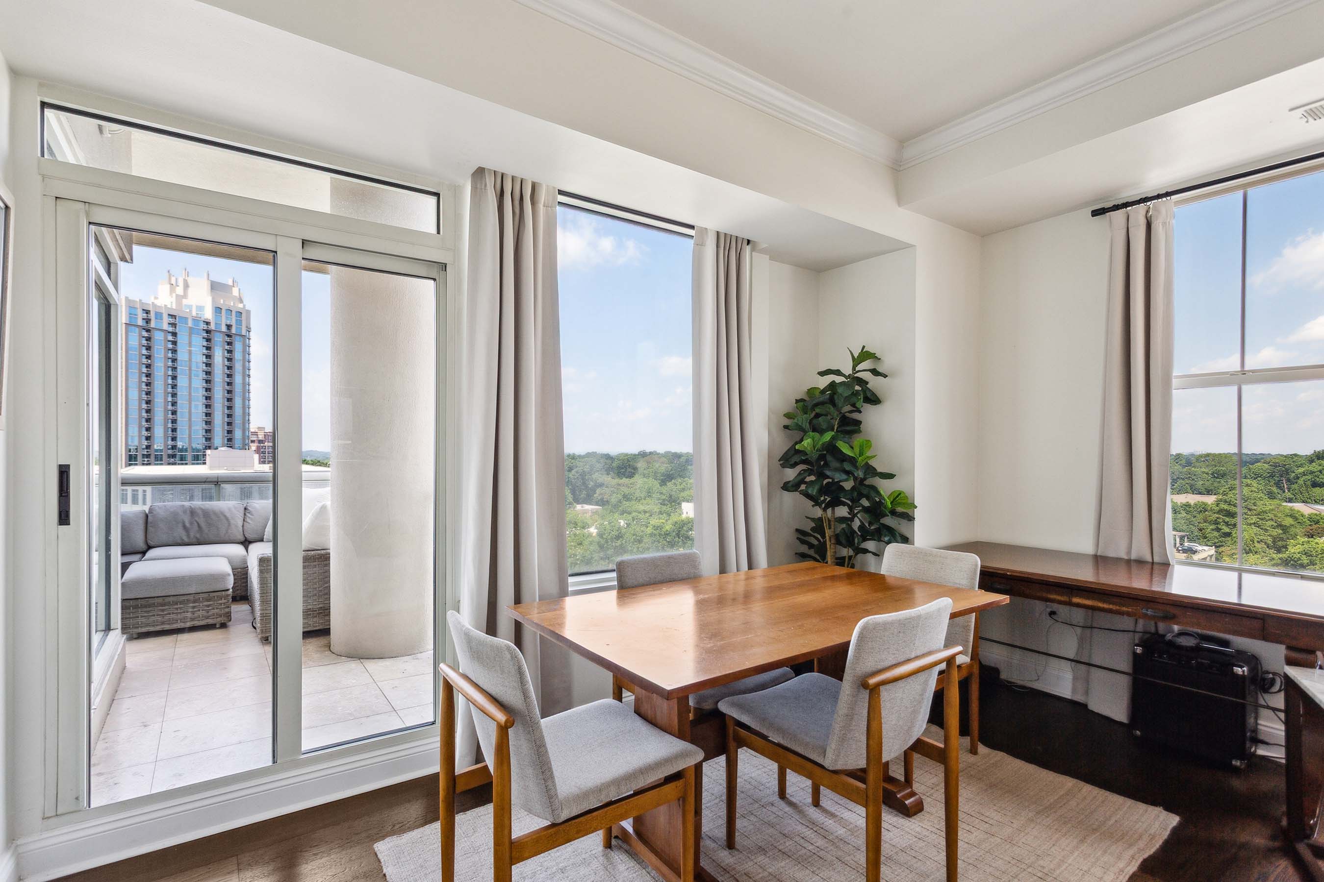  Unparalleled Views from this Renovated Corner Unit in the Heart of Buckhead - 物件實景
