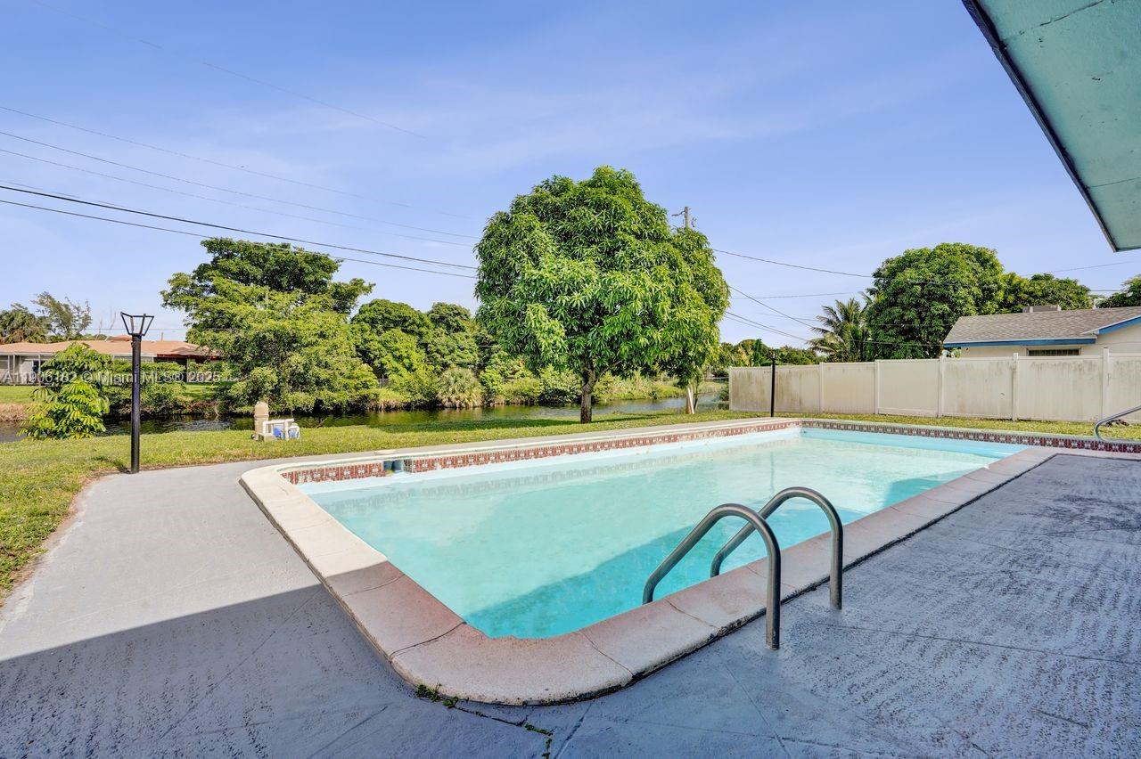 West Palm Beach, Florida, 33407, United States, 6 Bedrooms Bedrooms, ,5 BathroomsBathrooms,Residential,For Sale,1987925