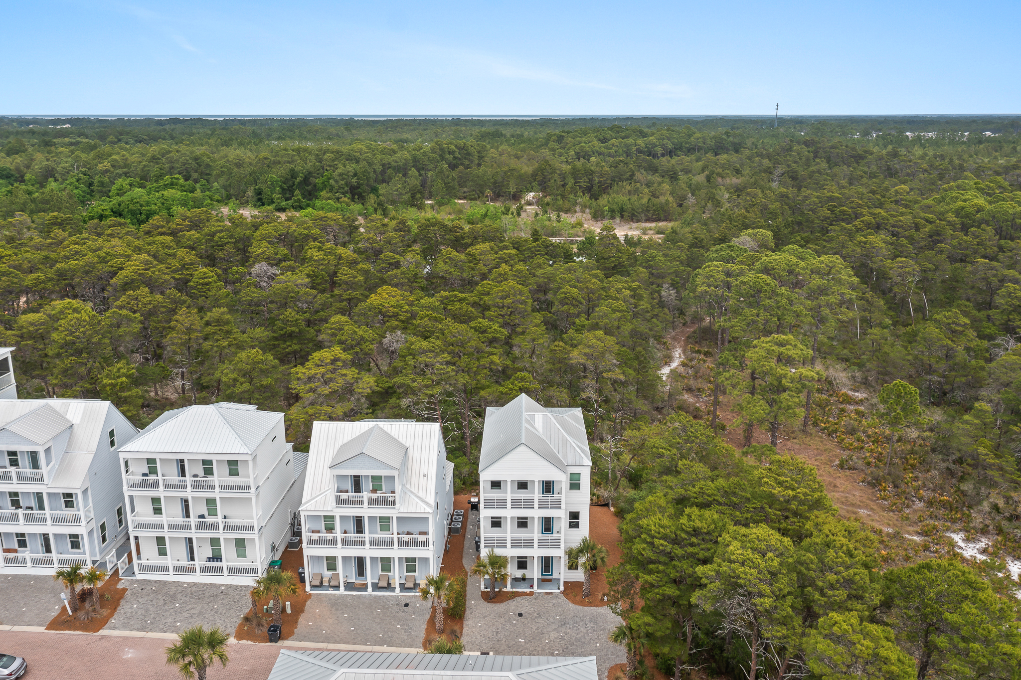  Like-New Coastal Retreat with Rare Privacy and Porches on Every Level - 物件實景