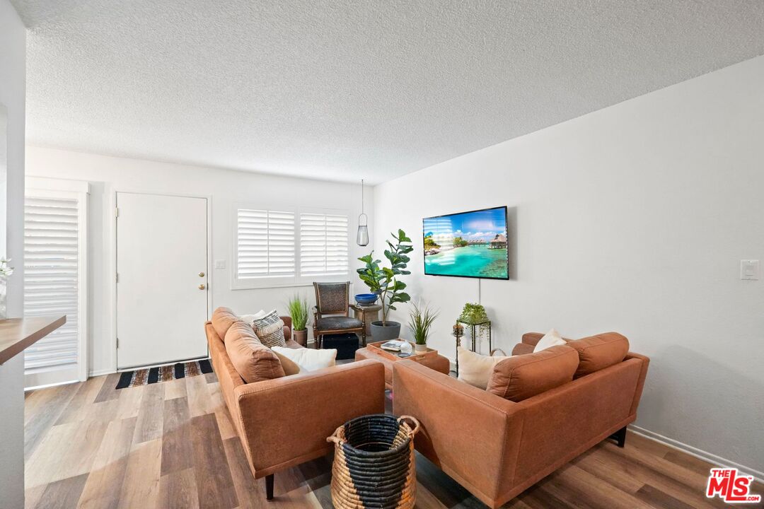 Reseda, California, 91335, United States, 2 Bedrooms Bedrooms, ,3 BathroomsBathrooms,Residential,For Sale,1995543