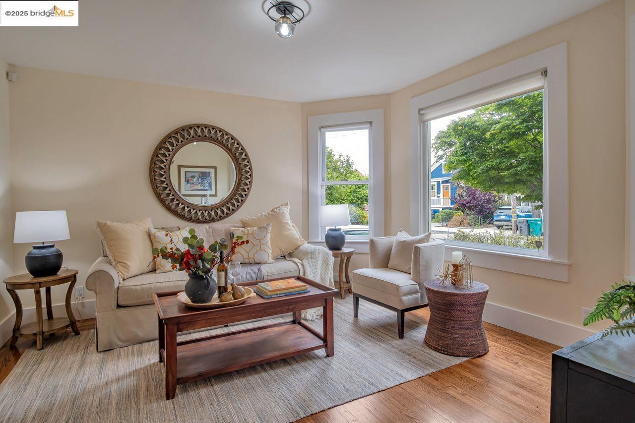 Oakland, California, 94609, United States, 2 Bedrooms Bedrooms, ,1 BathroomBathrooms,Residential,For Sale,1934711