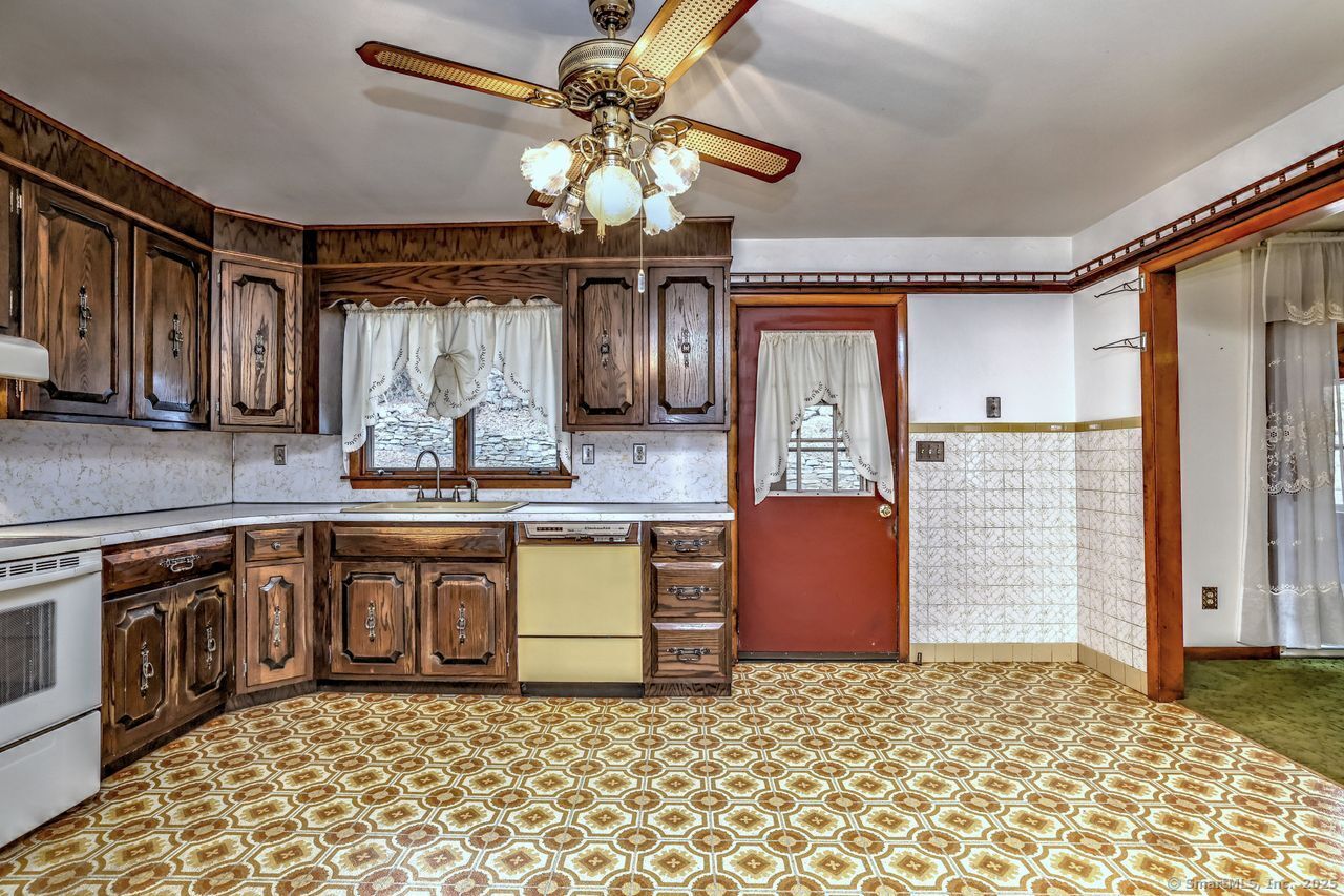 Trumbull, Connecticut, 06611, United States, 3 Bedrooms Bedrooms, ,2 BathroomsBathrooms,Residential,For Sale,1988138