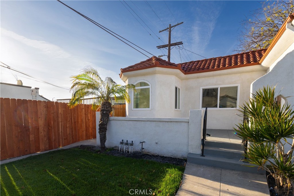 LOS ANGELES, California, 90018, United States, 3 Bedrooms Bedrooms, ,2 BathroomsBathrooms,Residential,For Sale,1747576