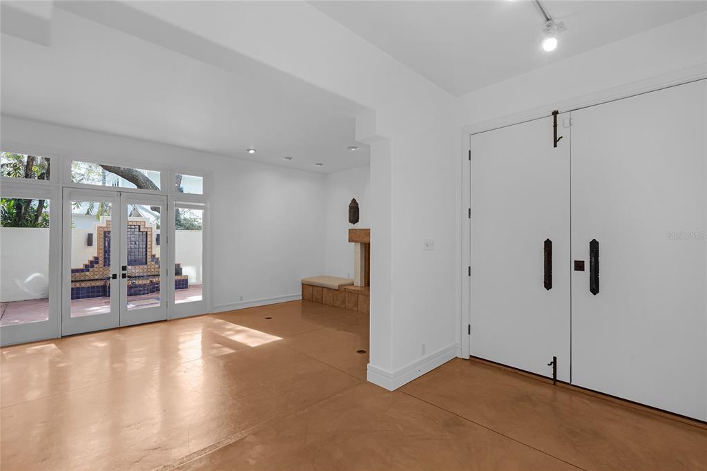 Orlando, Florida, 32806, United States, 3 Bedrooms Bedrooms, ,4 BathroomsBathrooms,Residential,For Sale,1927434