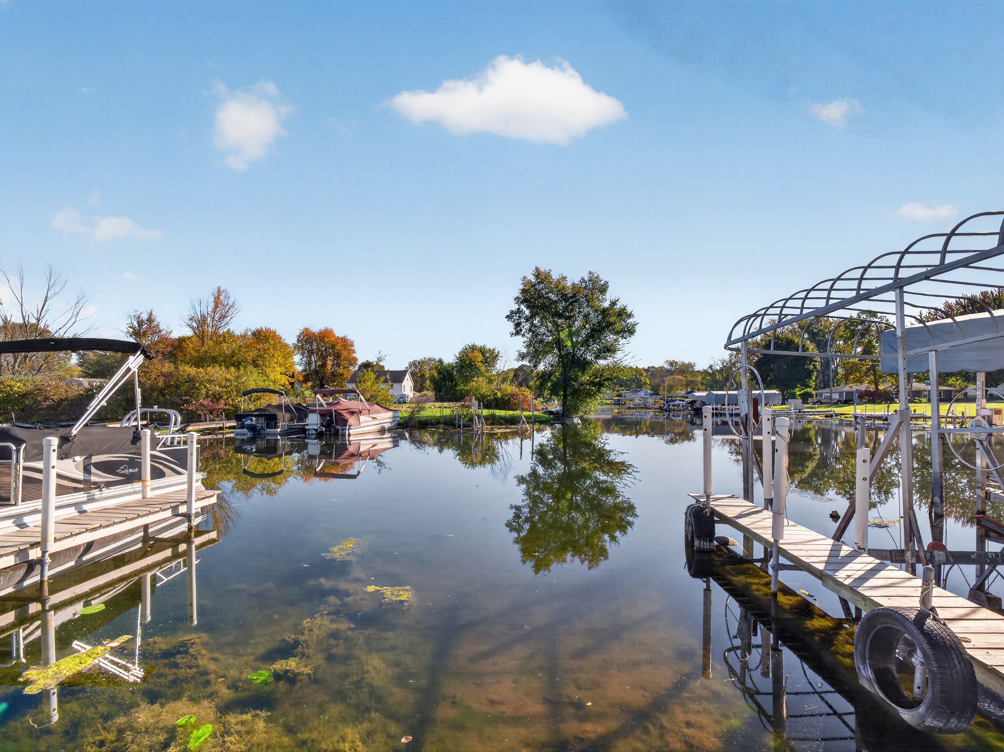  Beautifully Remodeled 4 Bedroom Home Featuring Lakefront Living - 物件實景