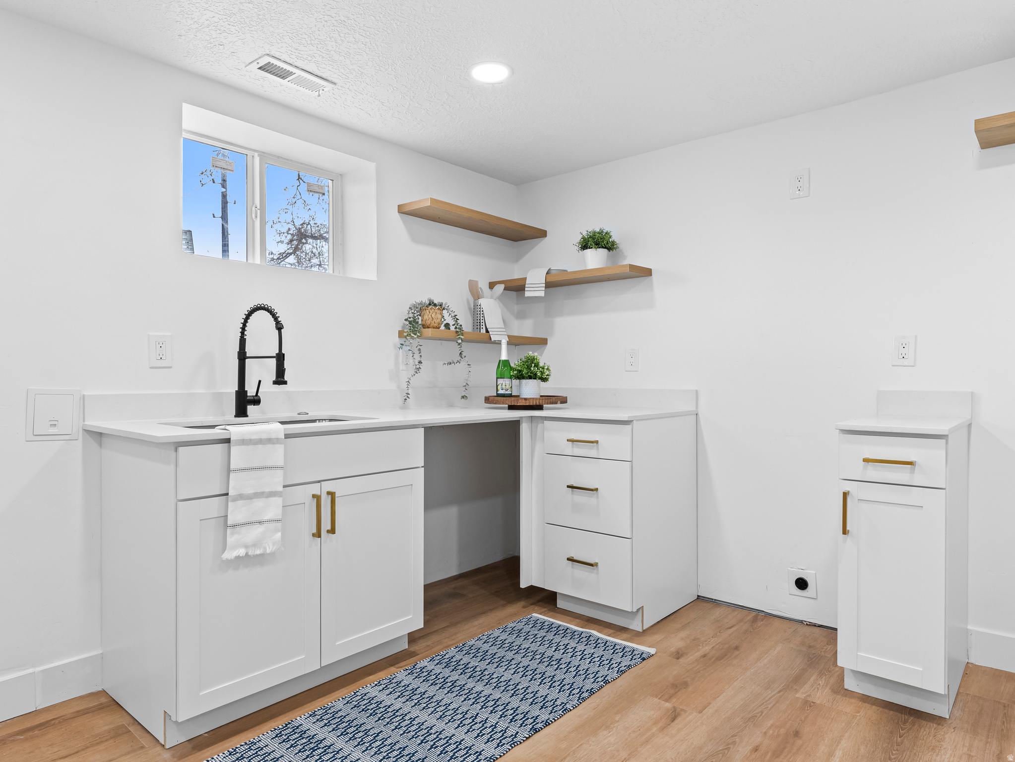 Murray, Utah, 84117, United States, 6 Bedrooms Bedrooms, ,2 BathroomsBathrooms,Residential,For Sale,1989540