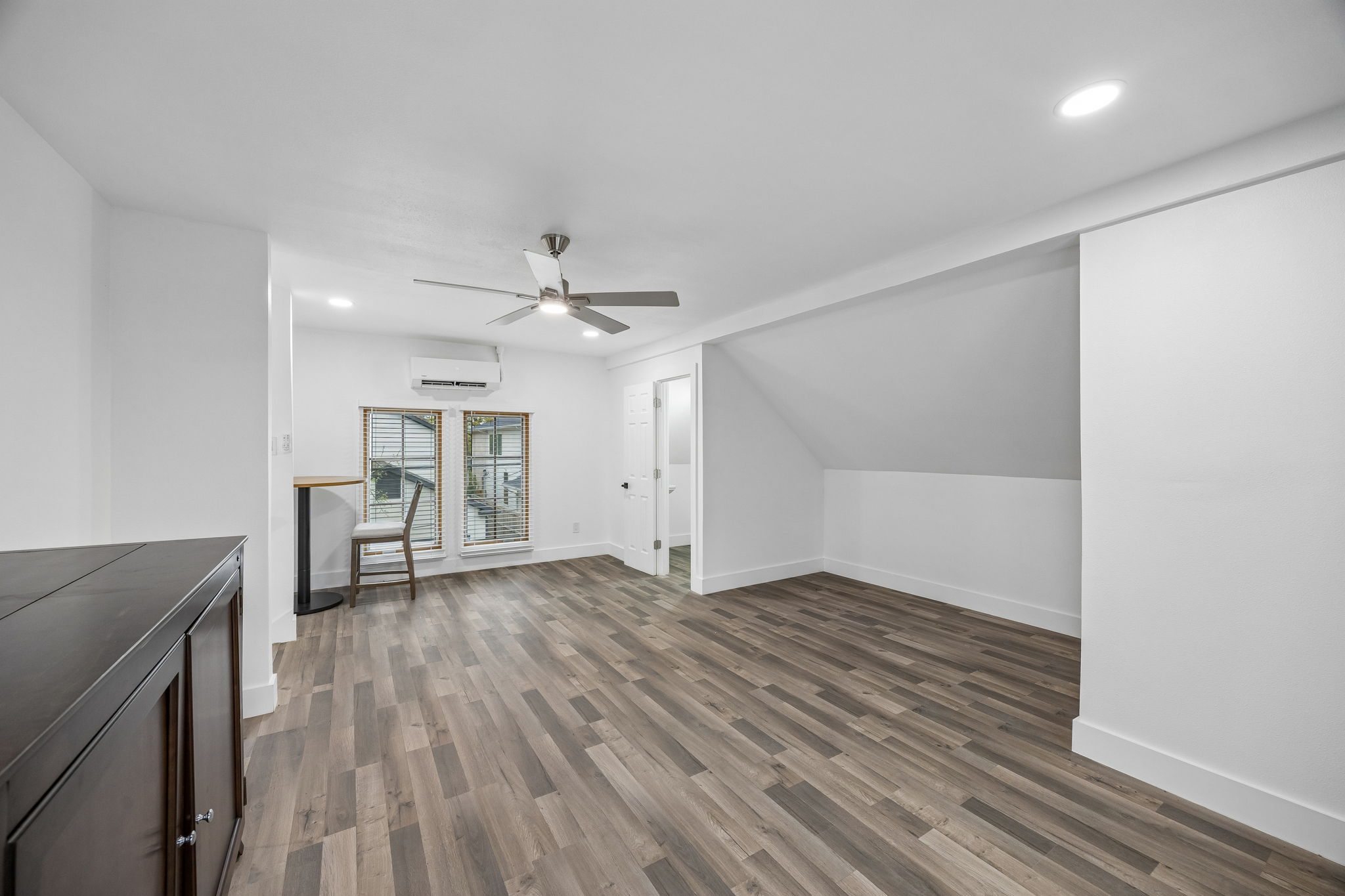  Live Here and Enjoy a Vibrant Walkable Lifestyle - 物件實景