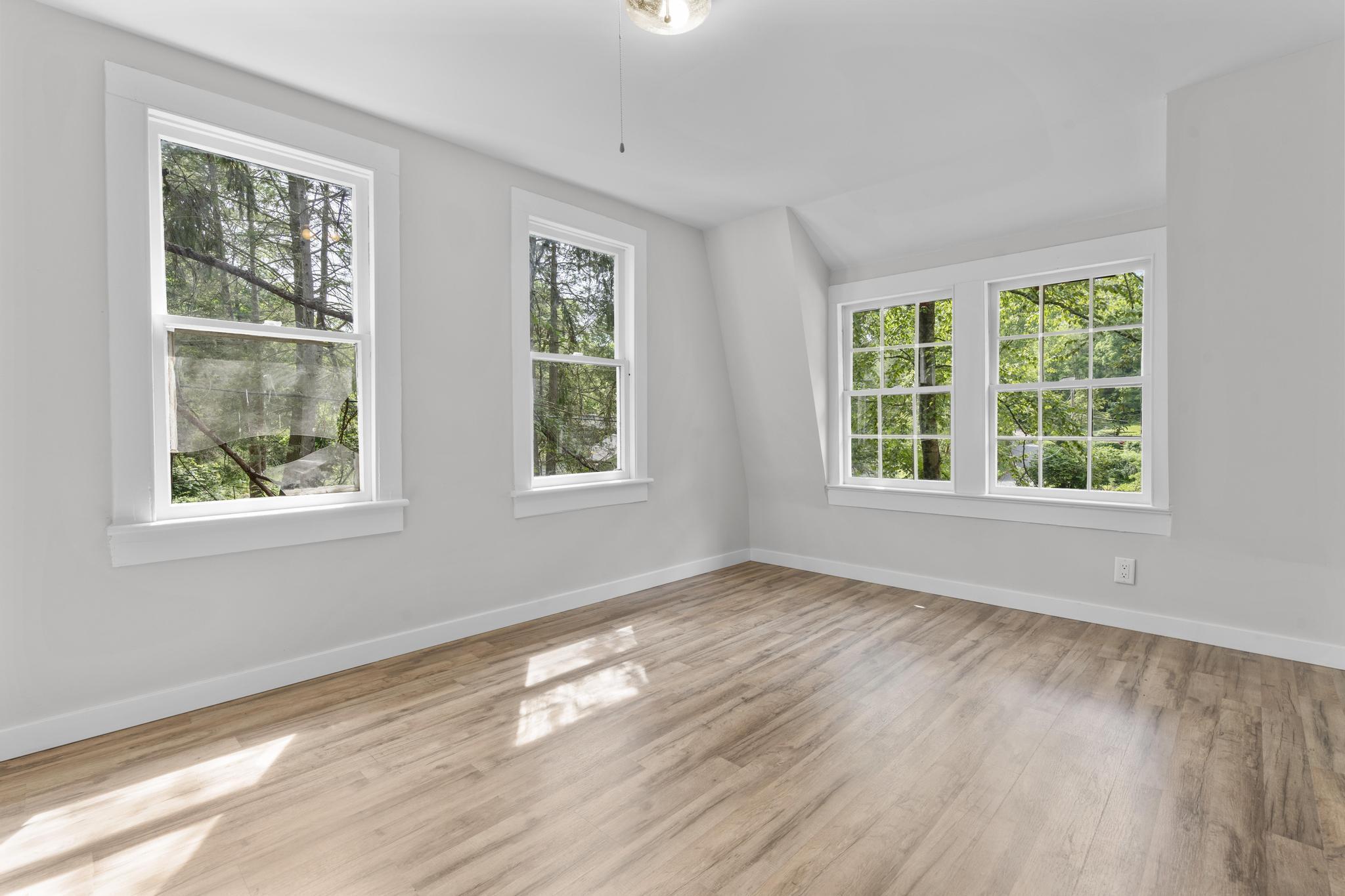 Newtown, Connecticut, 06482, United States, 4 Bedrooms Bedrooms, ,3 BathroomsBathrooms,Residential,For Sale,1991779